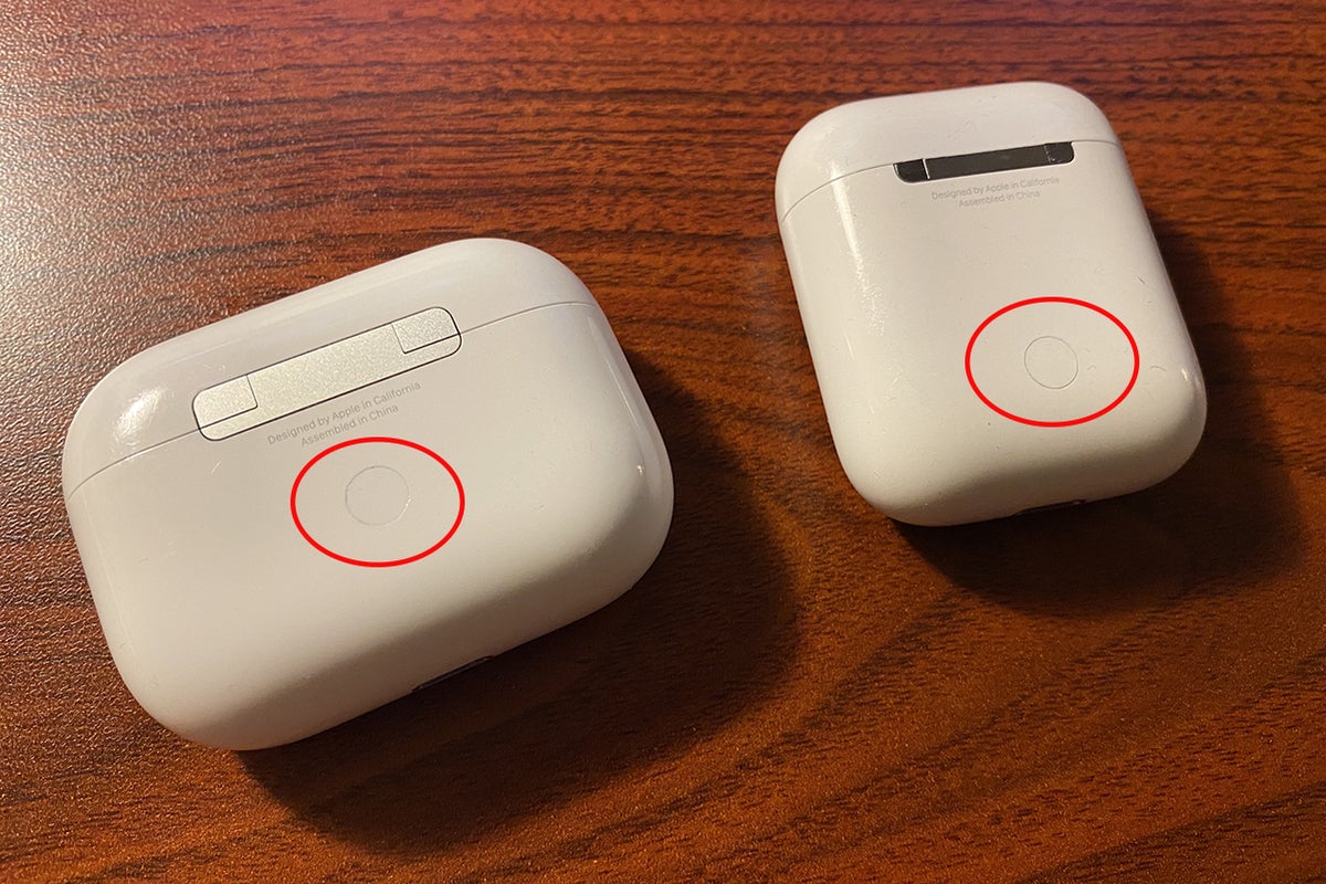 airpods com seus botões de emparelhamento destacados em vermelho