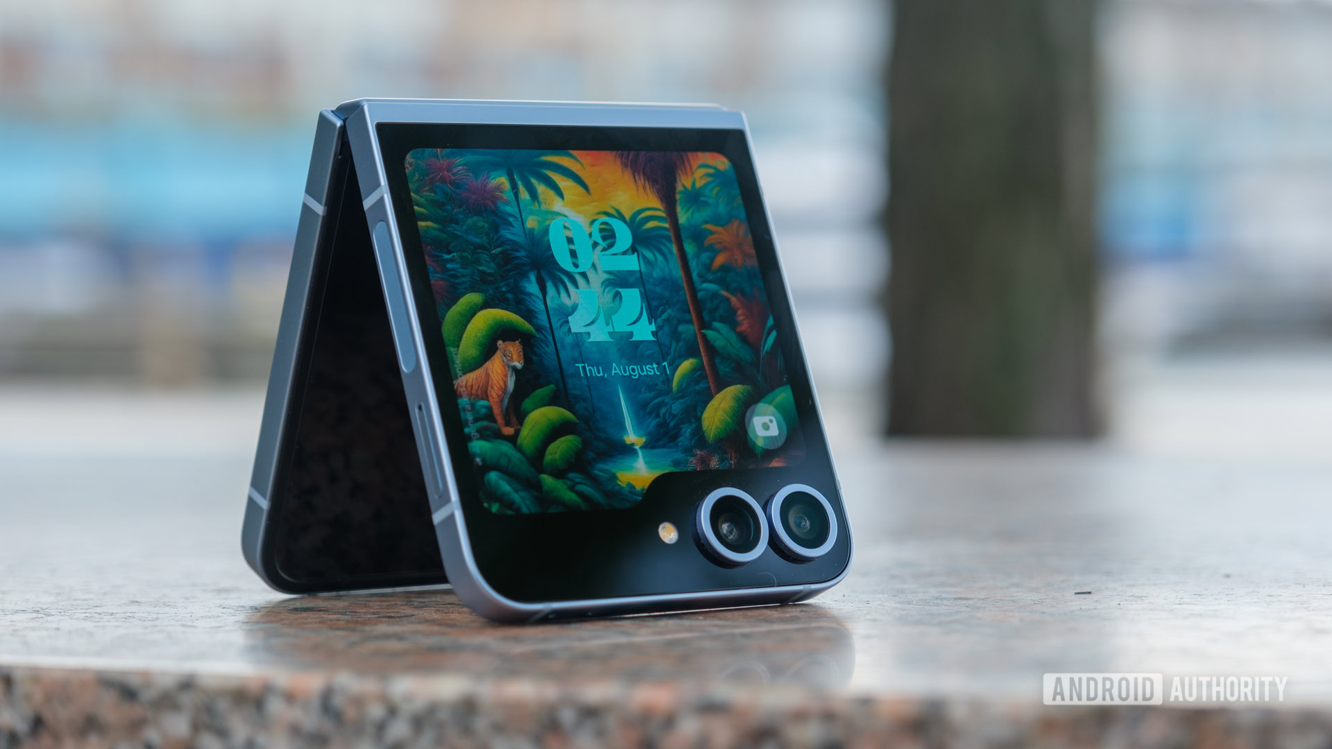 Samsung Galaxy Z Flip 6 tenda dobra