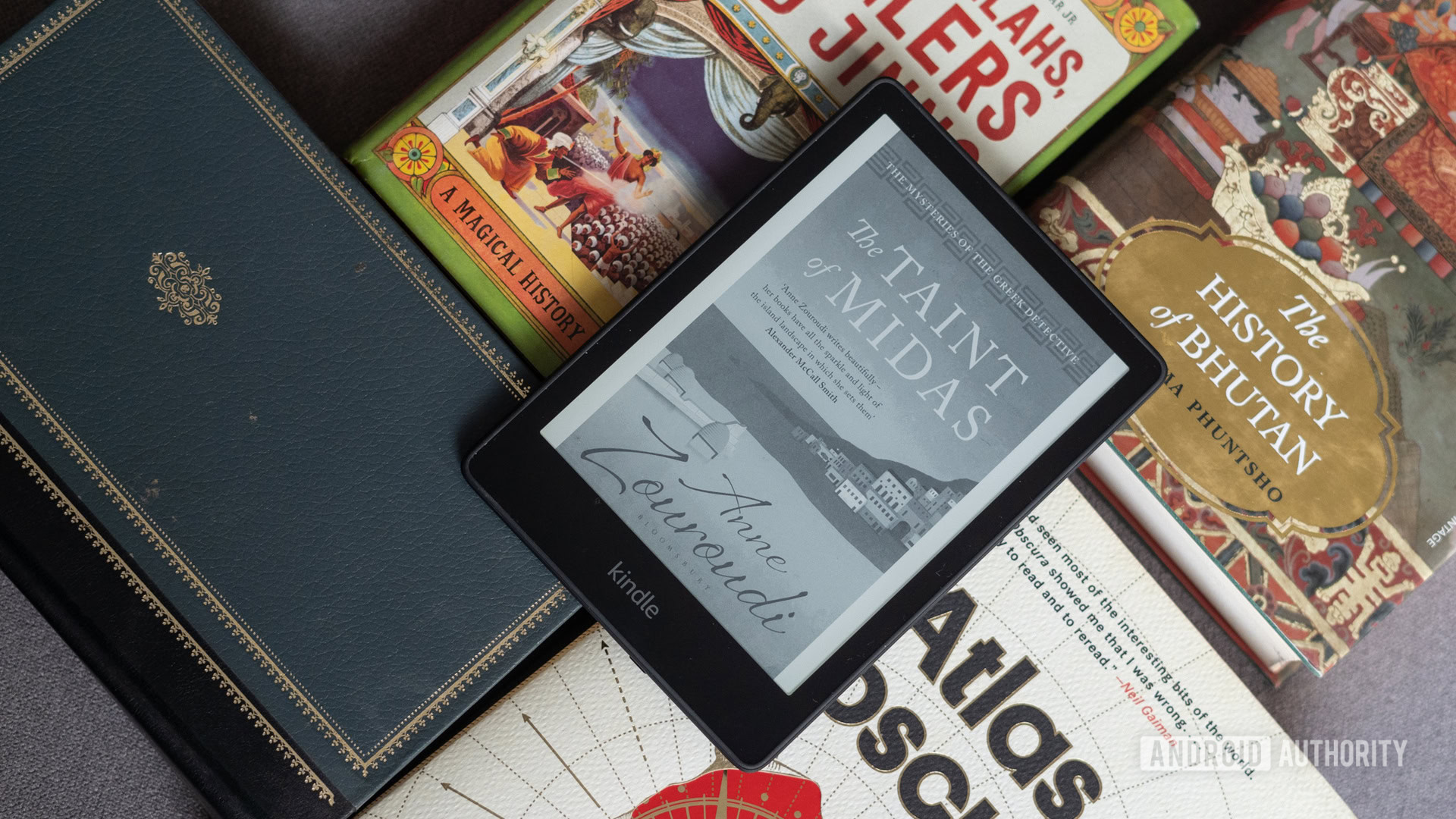 Kindle Paperwhite 2021 colocado em cima de livros mostrando a capa do livro