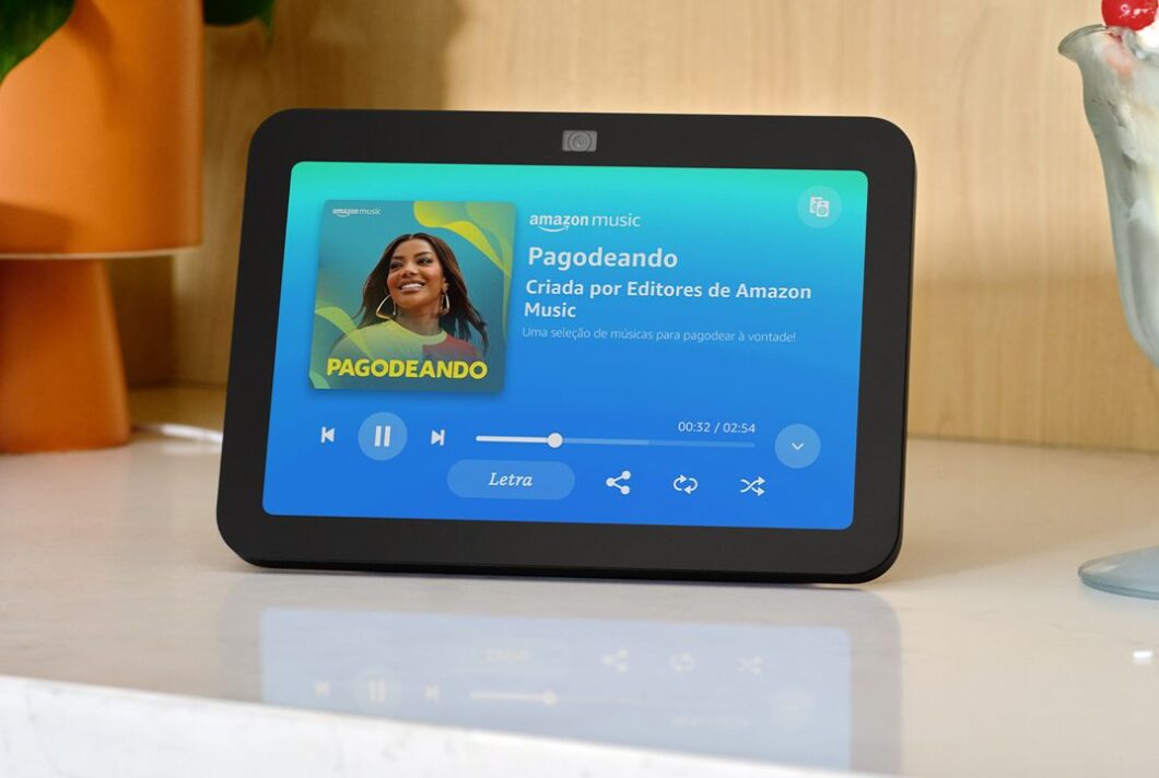 A câmera do novo Echo Show 8 é centralizada (imagem: divulgação/Amazon)