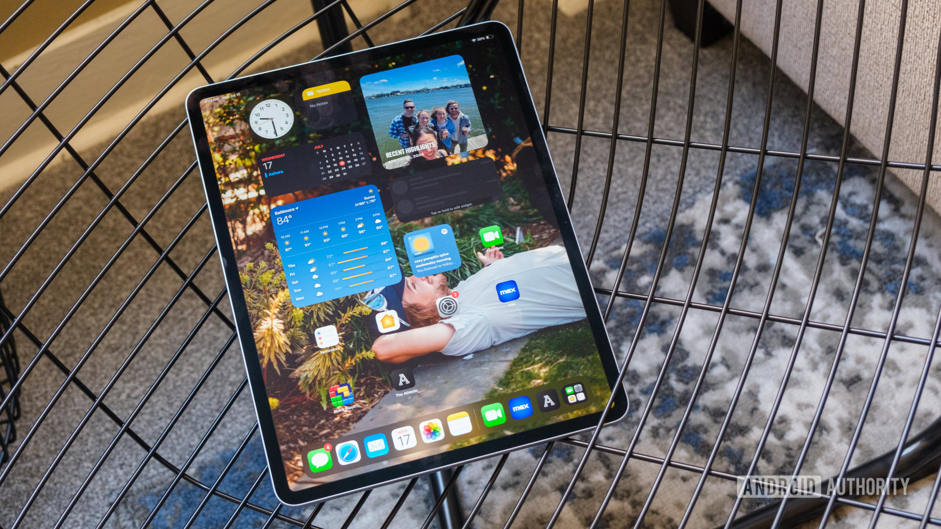 display apple ipad air na cadeira