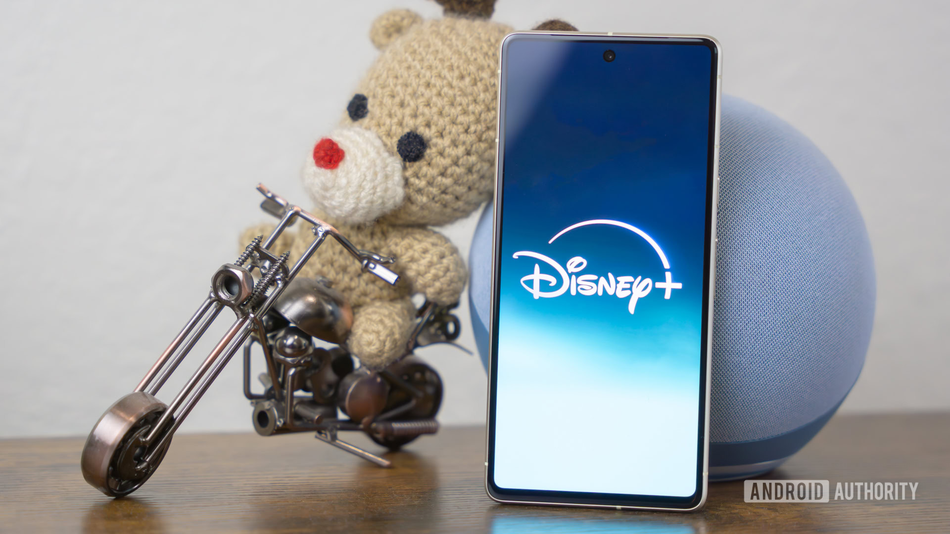 Logotipo da Disney Plus no smartphone deitado na mesa lateral - foto (3)