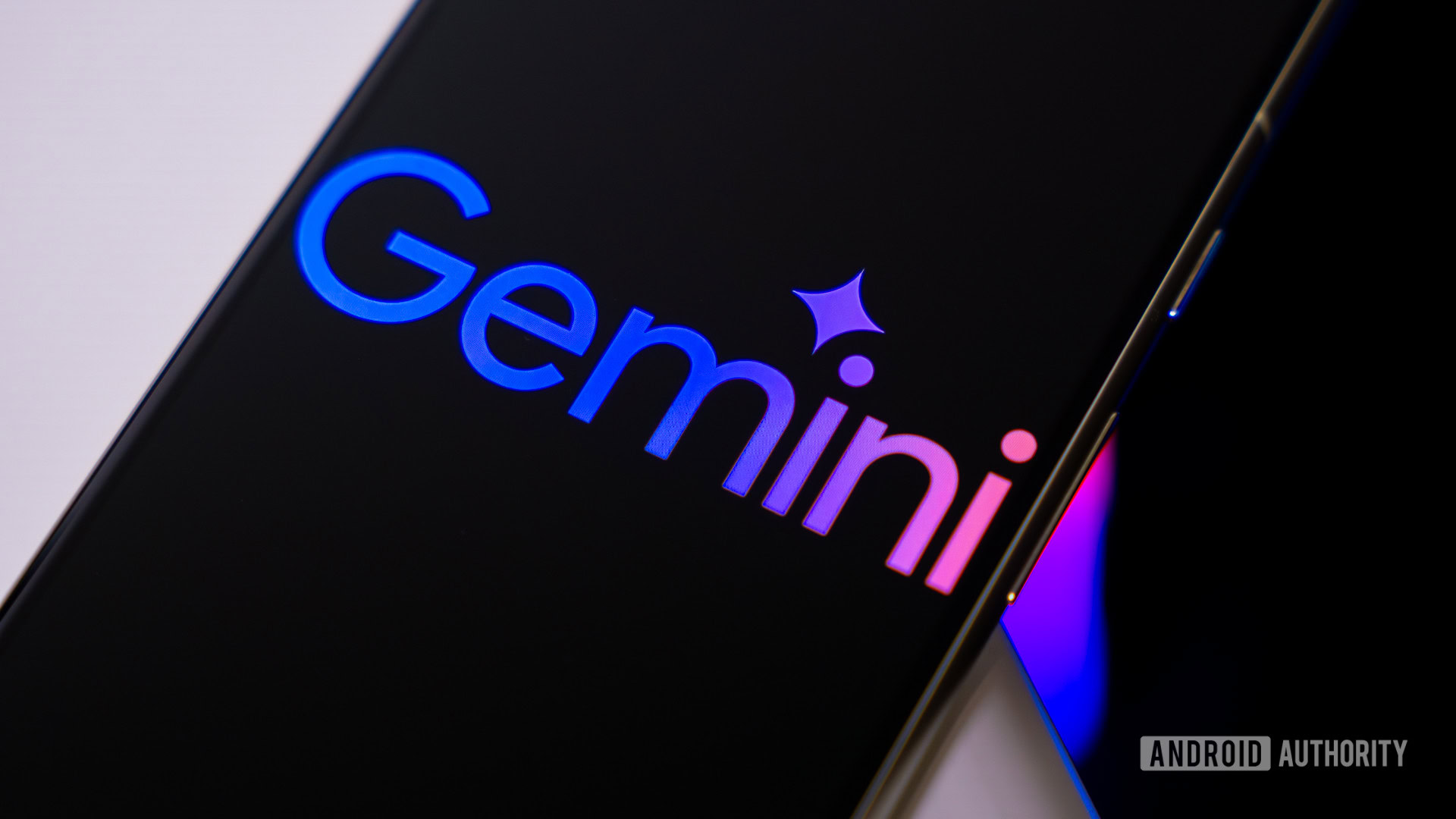 Foto stock do logotipo do Google Gemini em smartphone (4)