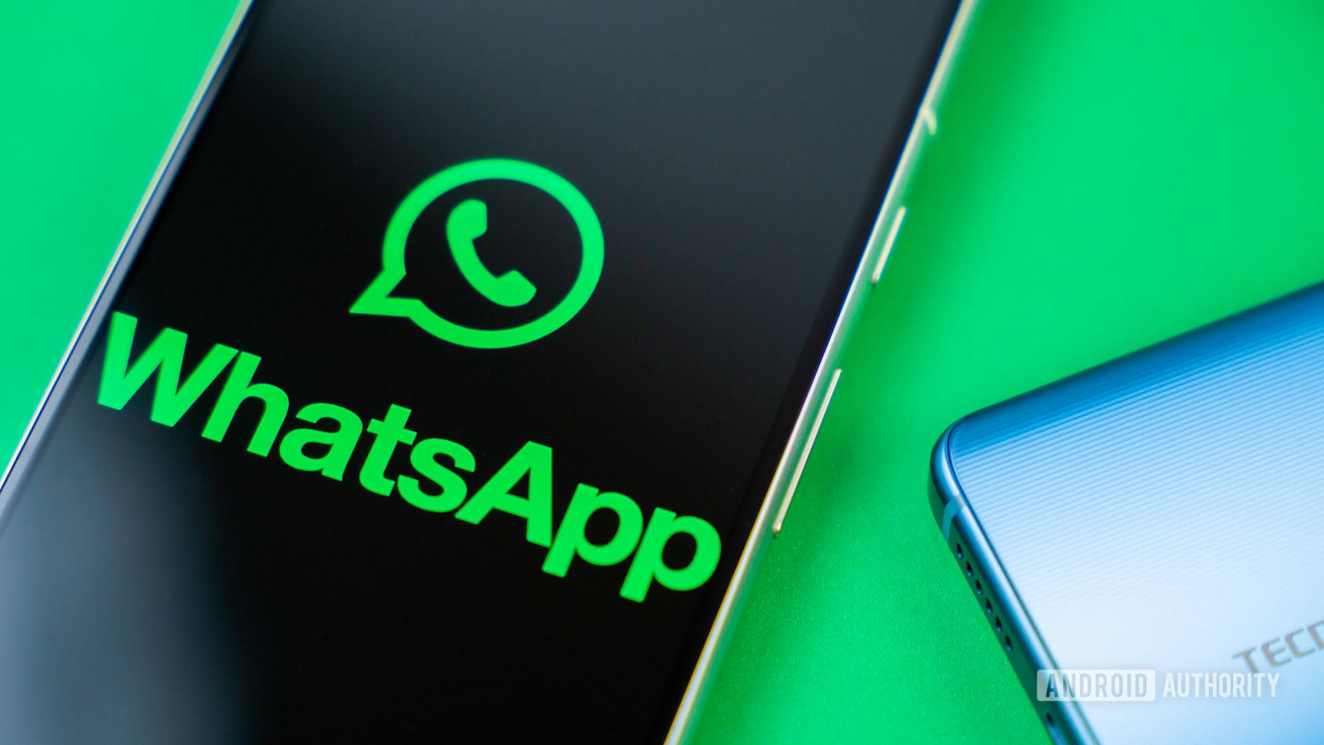 Logotipo do WhatsApp no ​​smartphone ao lado de outros dispositivos Foto de stock 5