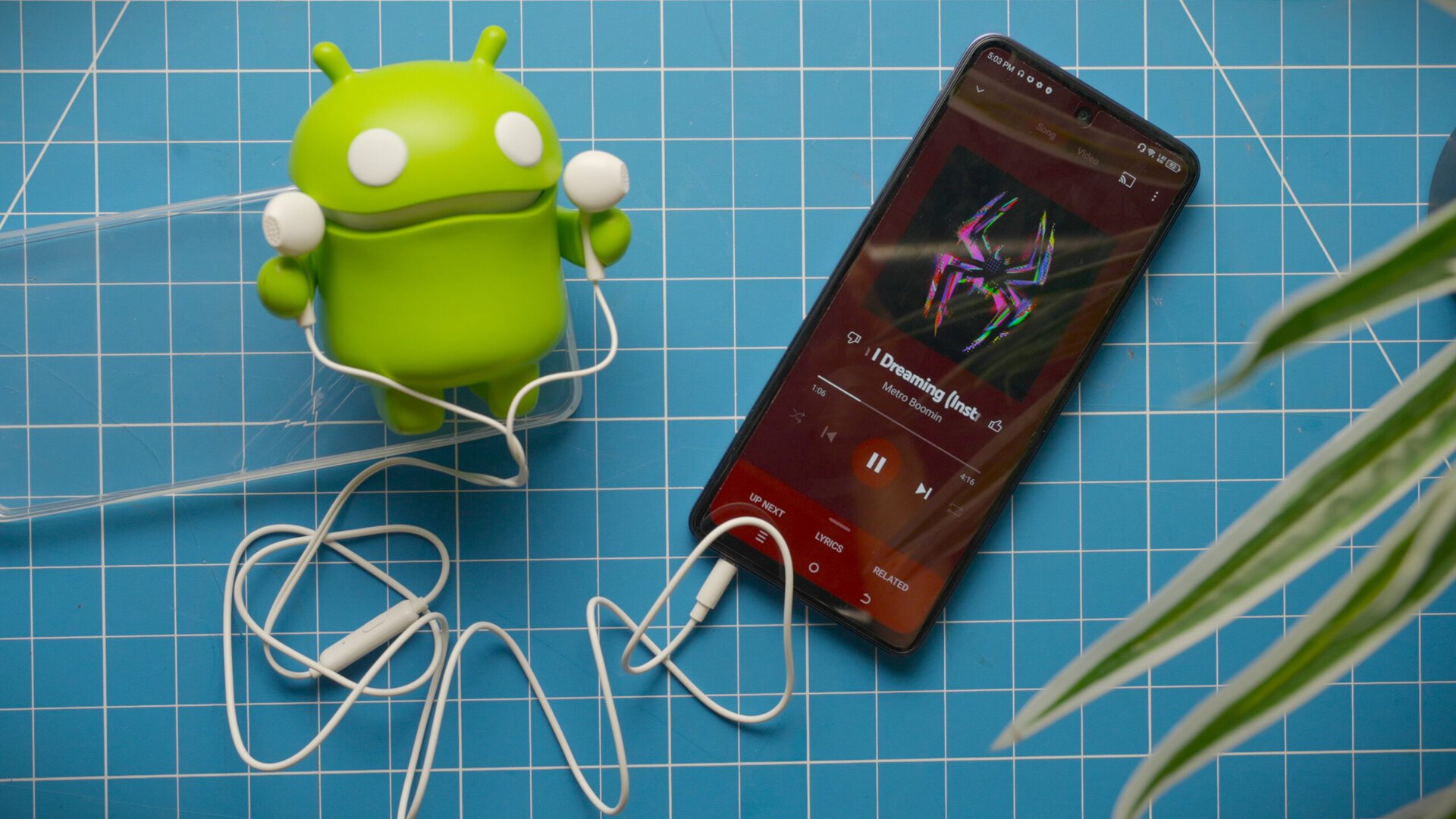 Tecno Pova 5 Pro reproduz YouTube Music com fones de ouvido com fio incluídos e figura Android