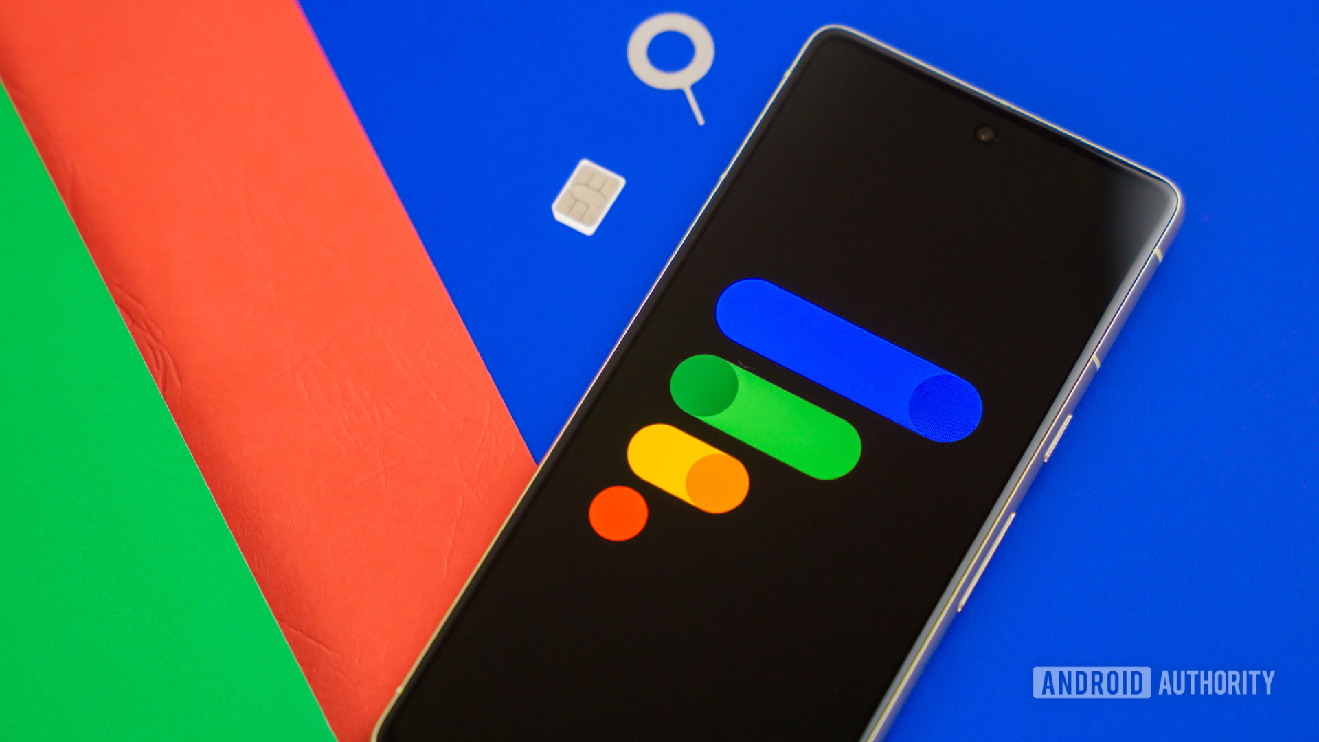 Logotipo do Google Fi Wireless no smartphone com cartão SIM e ejetor SIM próximo a ele Foto de stock 7