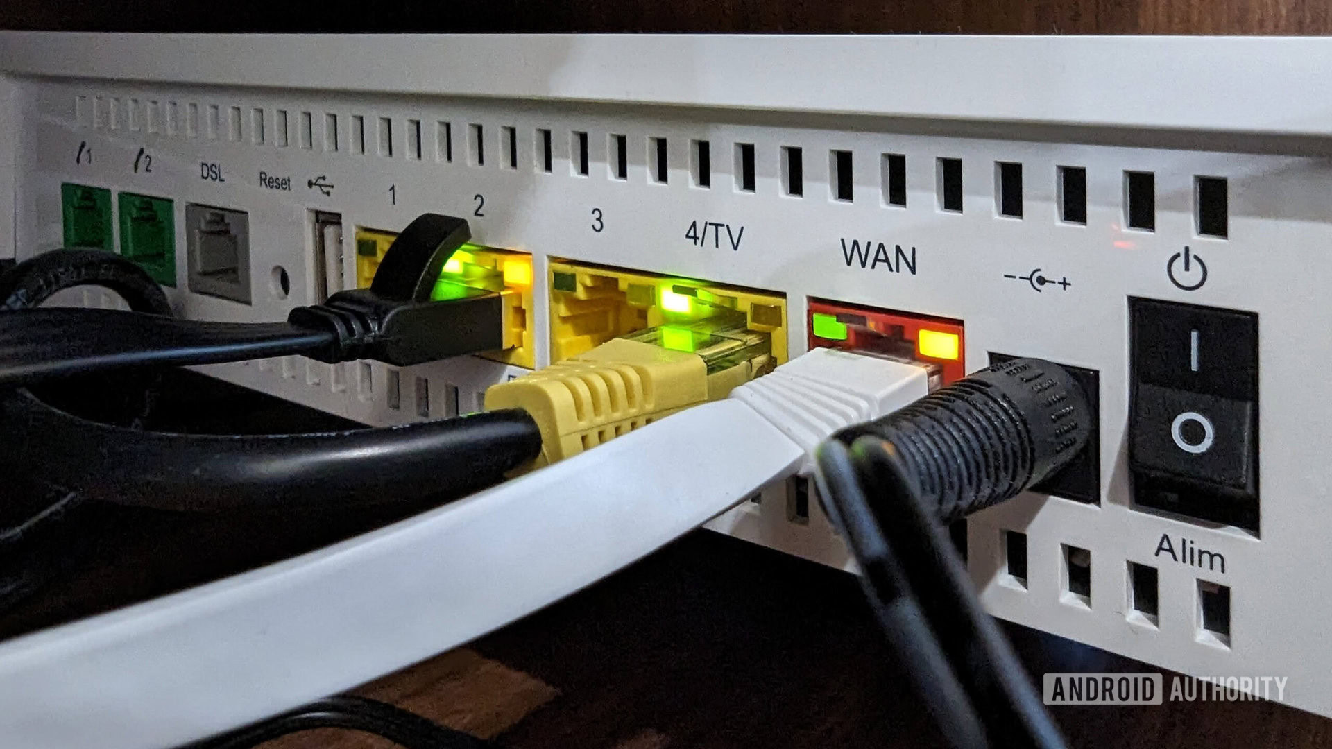 Portas do roteador com cabos Ethernet conectados
