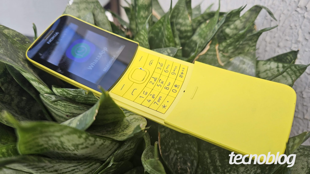 Nokia 8110 com WhatsApp na tela