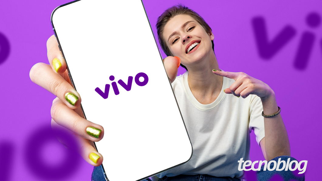 Mulher sentada com celular na m&atilde;o, em destaque. Na tela aparece a marca da Vivo.