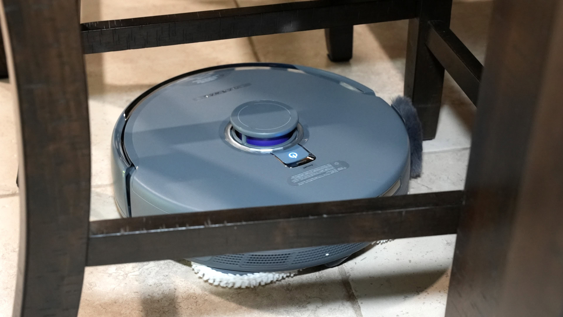 Narwal Freo Z Ultra debaixo da cadeira Narwal Freo Z Ultra debaixo da cadeira