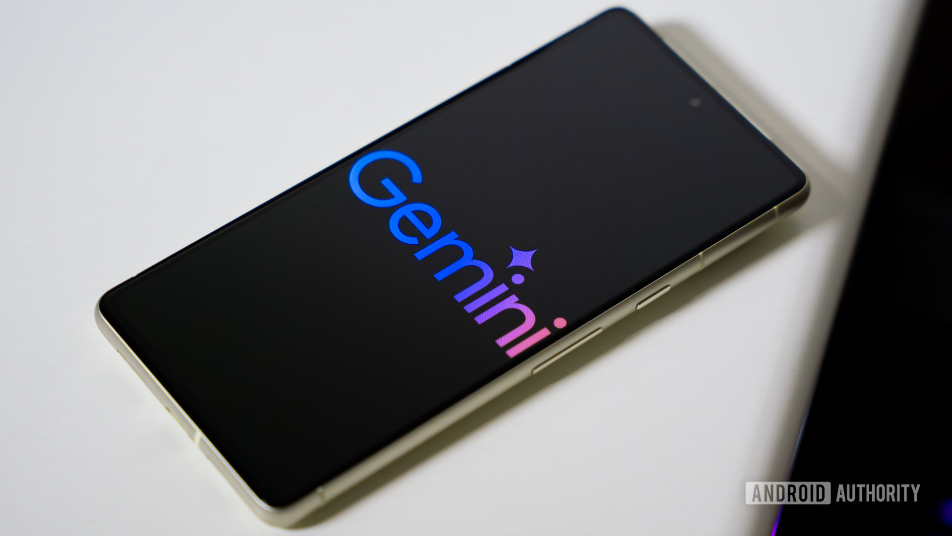 Foto stock do logotipo do Google Gemini em smartphone (3)