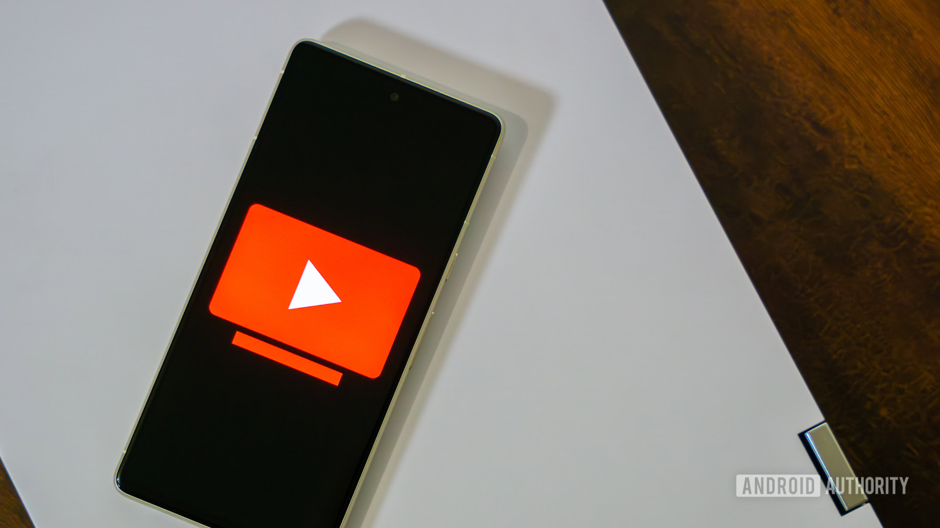 Foto stock do logotipo do YouTube TV em smartphone (3)