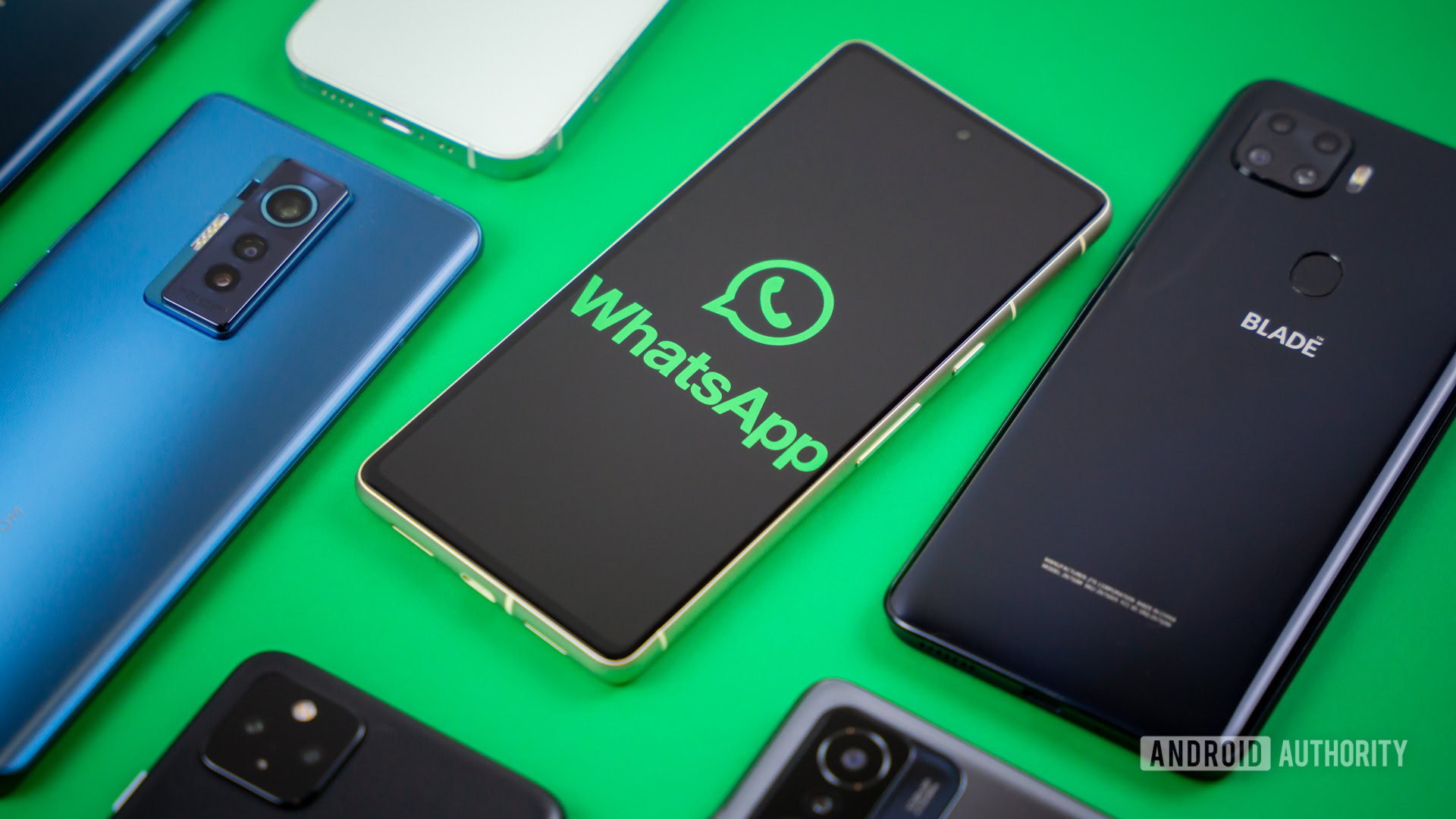 Logotipo do WhatsApp no smartphone próximo a outros dispositivos Foto de stock 3 Logotipo do WhatsApp no smartphone próximo a outros dispositivos Foto de stock 3