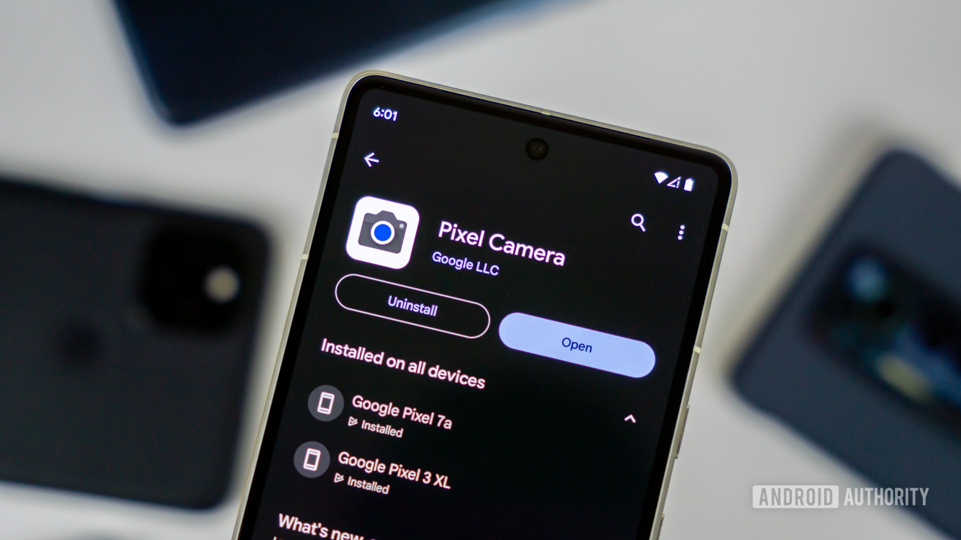 Página da Google Pixel Camera na Google Play Store, com outros dispositivos em segundo plano, foto de banco de imagens Página da Google Pixel Camera na Google Play Store, com outros dispositivos em segundo plano, foto de banco de imagens