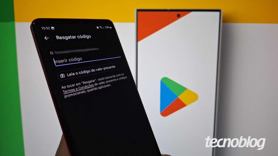 Imagem de um celular exibindo a tela de Resgatar c&oacute;digo da Google Play Store