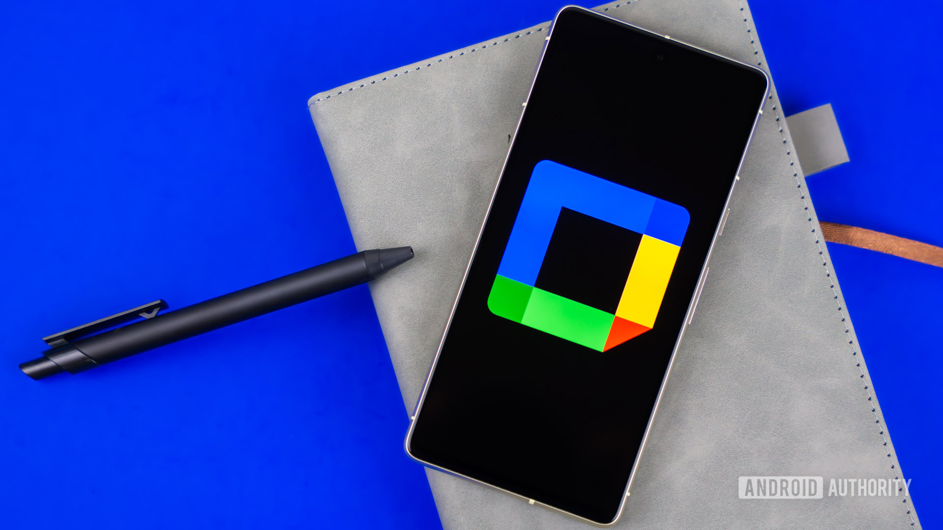 Logotipo do Google Agenda no smartphone com outros itens - foto (1)