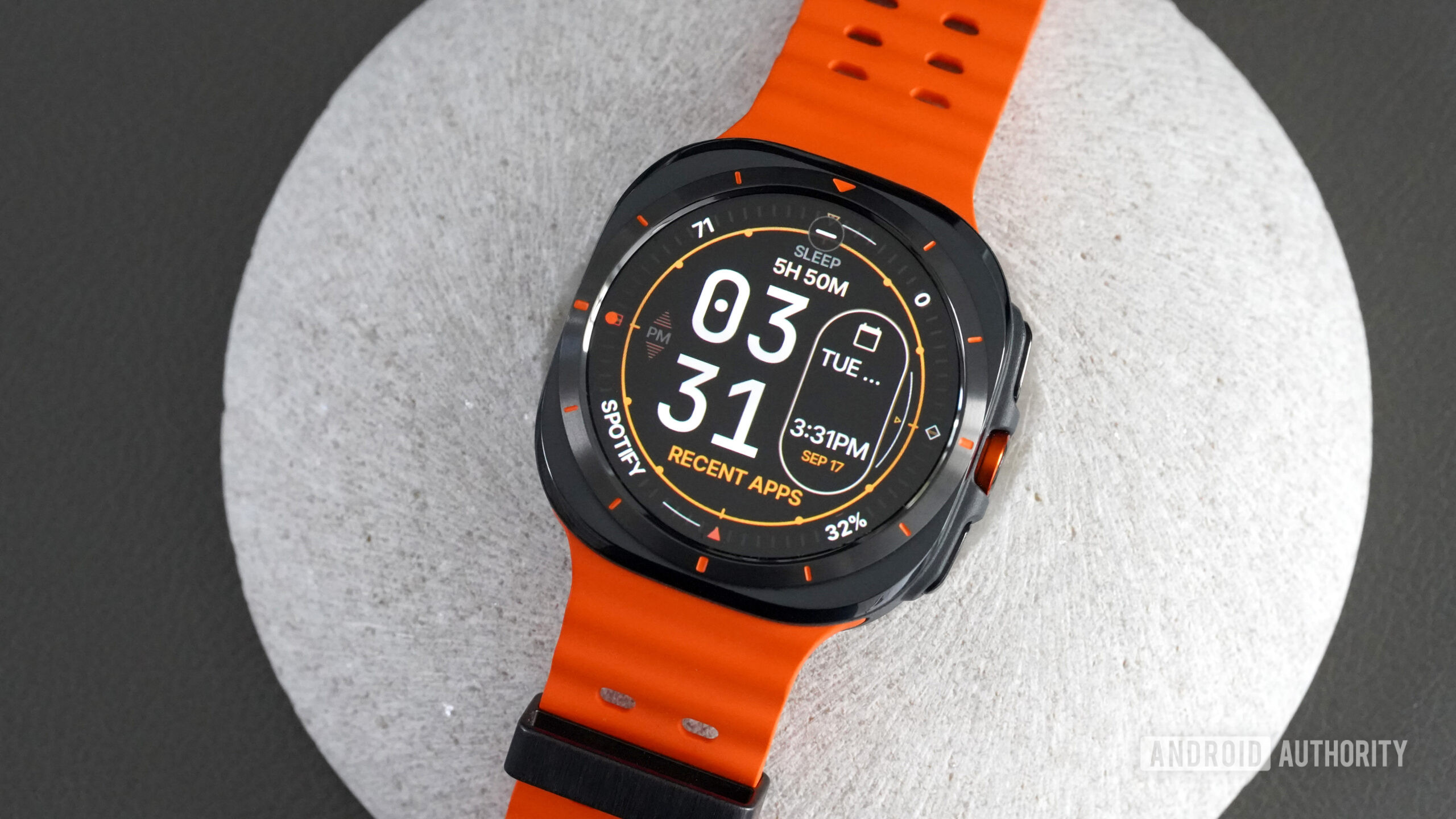Um Samsung Galaxy Watch Ultra exibe o mostrador do relógio Complicacionista.