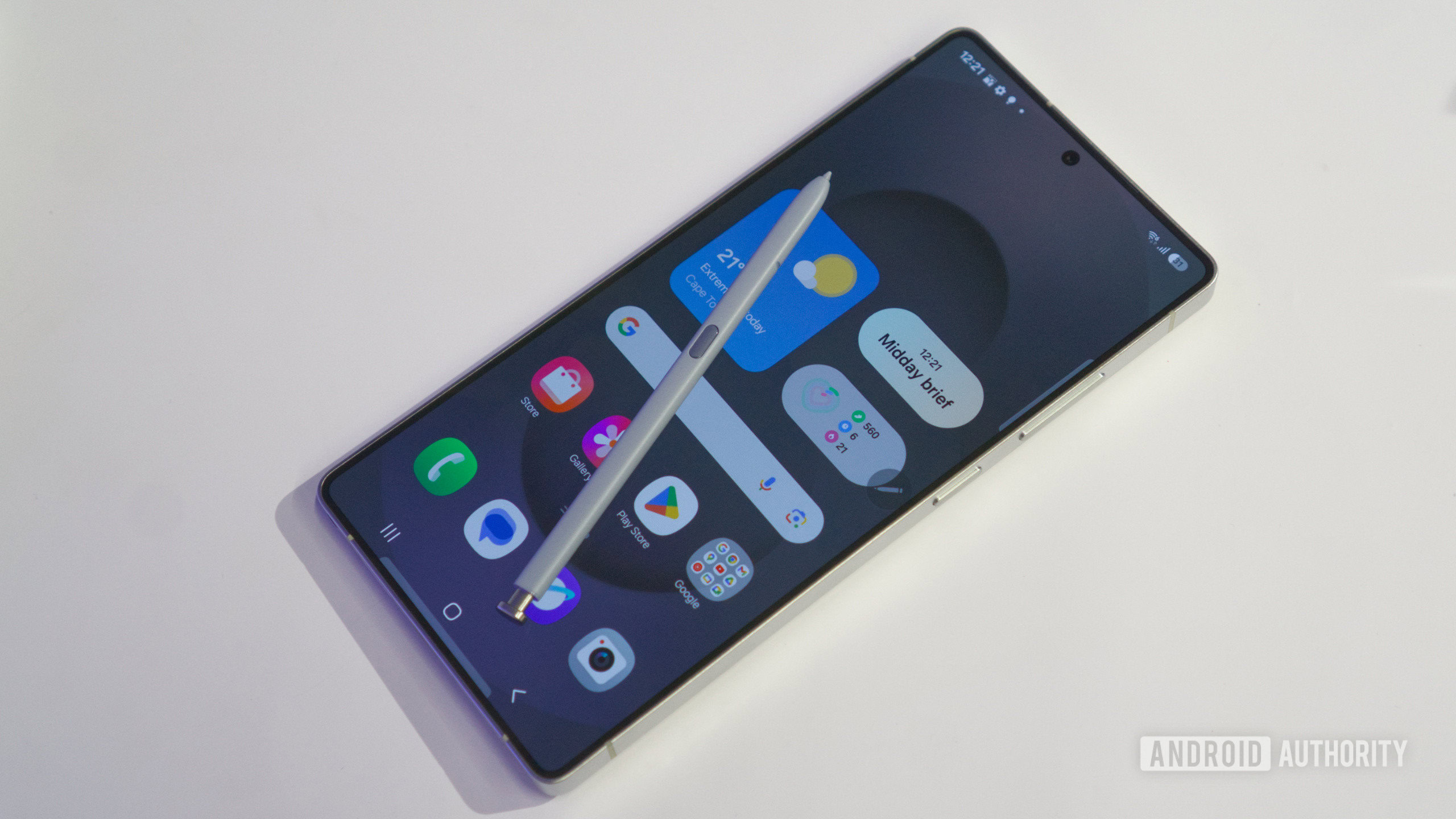 Samsung Galaxy S25 Ultra com S Pen na tela