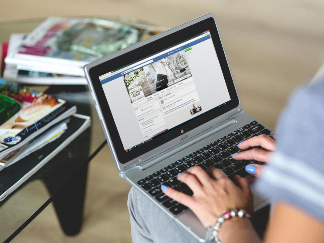 Ilustra&ccedil;&atilde;o de p&aacute;gina do Facebook aberta em notebook