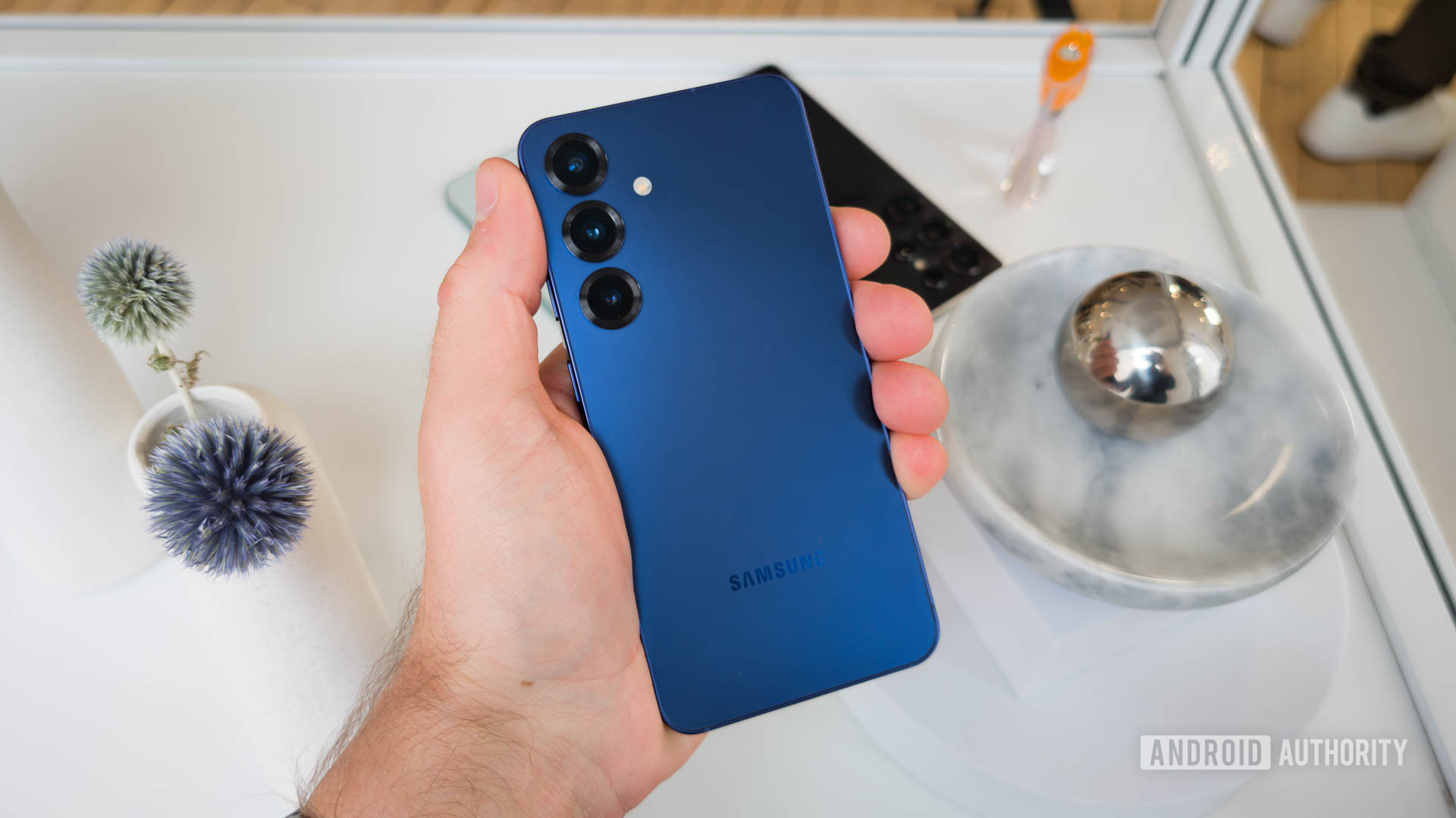 Samsung Galaxy S25 em mãos na Colorway da Marinha