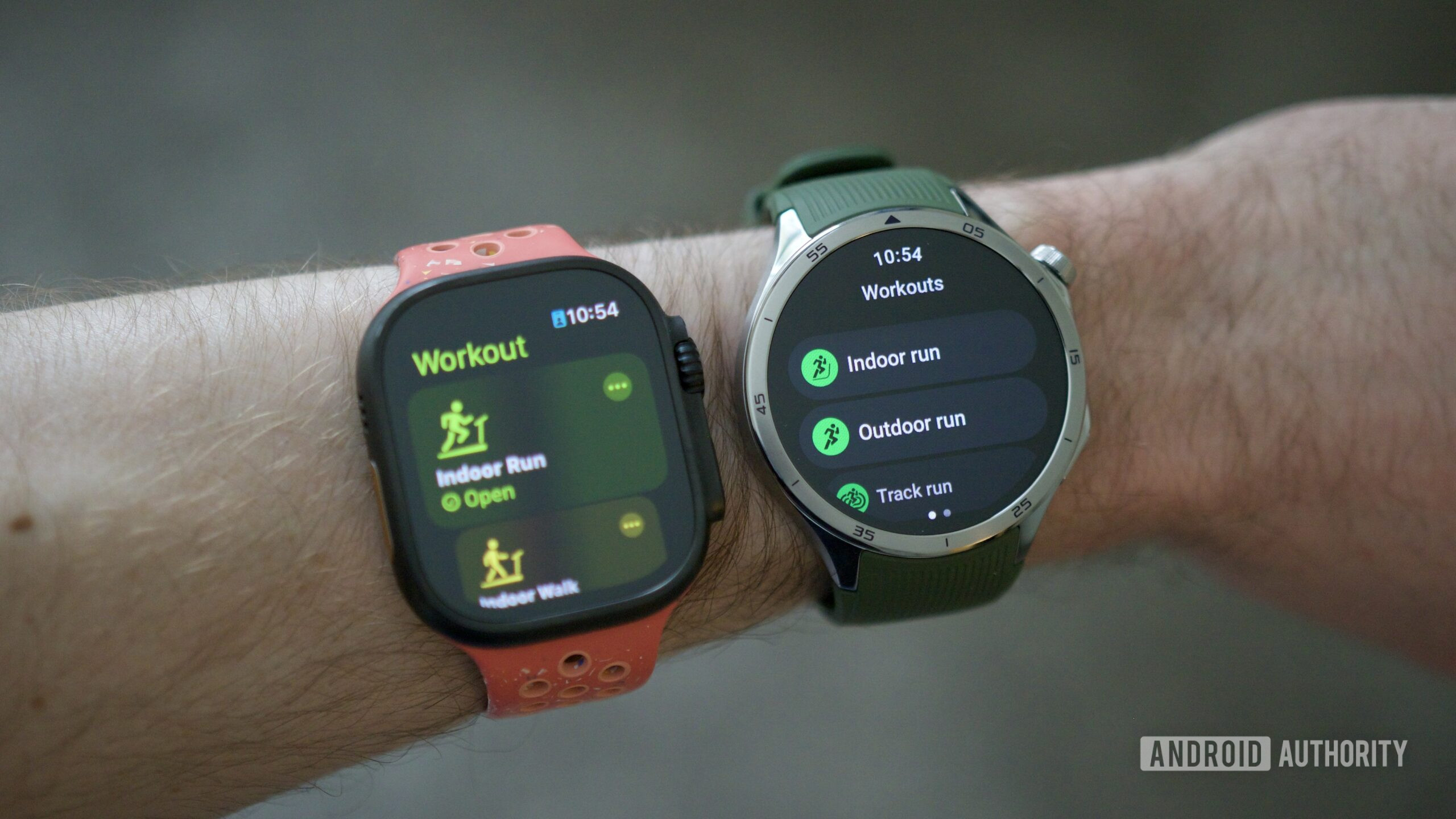 Algu&eacute;m usando um Apple Watch Ultra 2 e OnePlus Watch 3.