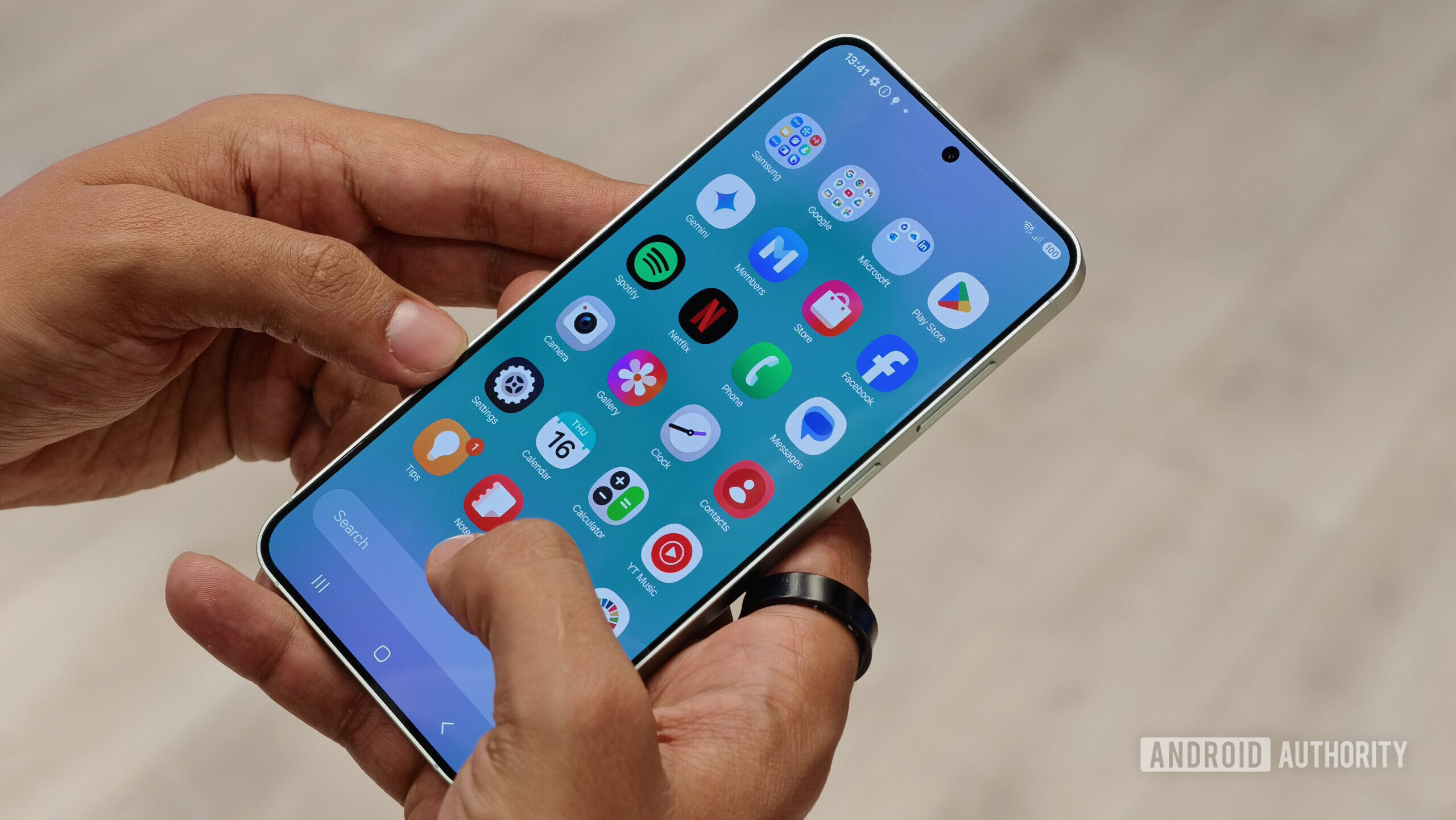 Samsung Galaxy S25 em mãos mostrando a tela inicial