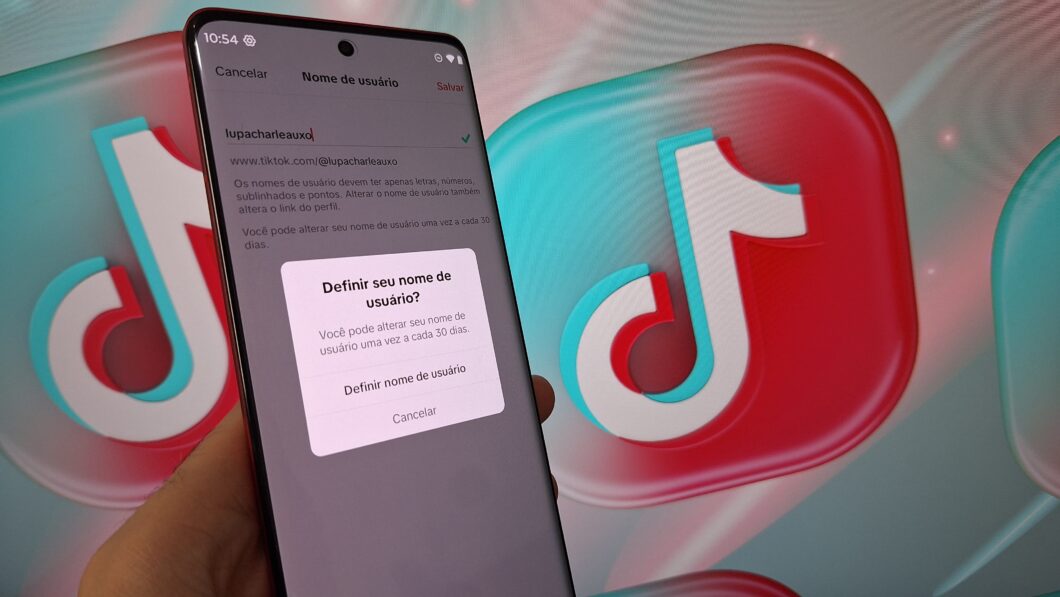 Celular exibe tela do aplicativo TikTok com a mensagem "Definir seu nome de usuário?"