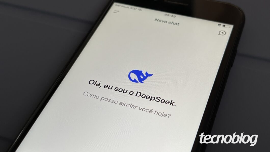 Tela inicial do DeepSeek no iPhone, com o texto: "Ol&aacute;, eu sou o DeepSeek. Como posso ajudar voc&ecirc; hoje?"