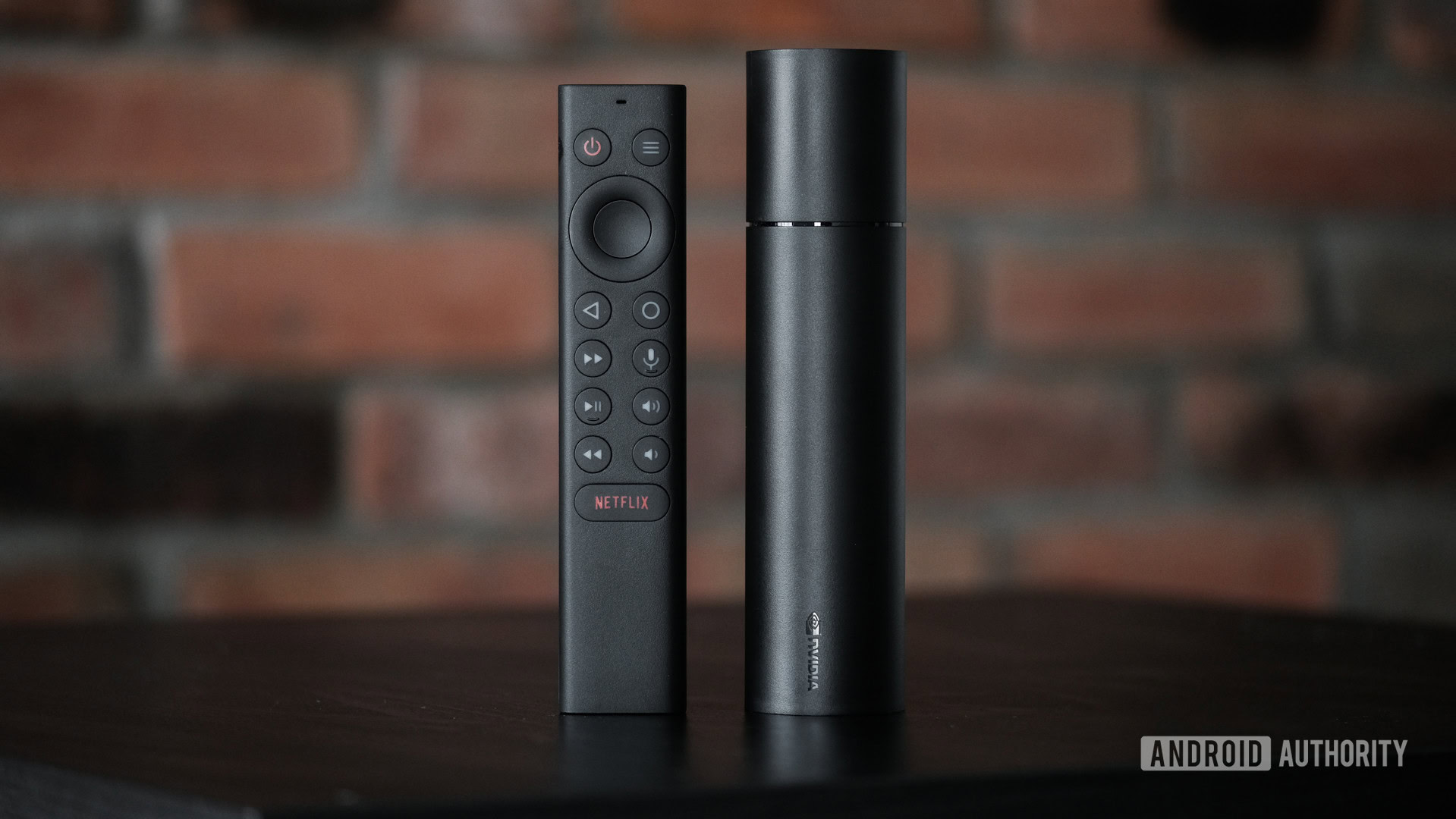 Modelo e controlador NVIDA Shield TV 2019 na vertical Modelo e controlador NVIDA Shield TV 2019 na vertical