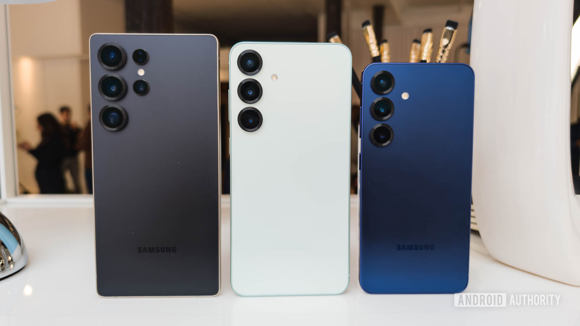 Samsung Galaxy S25 Ultra Plus e modelo normal lado a lado em uma família Samsung Galaxy S25 Ultra Plus e modelo normal lado a lado em uma família