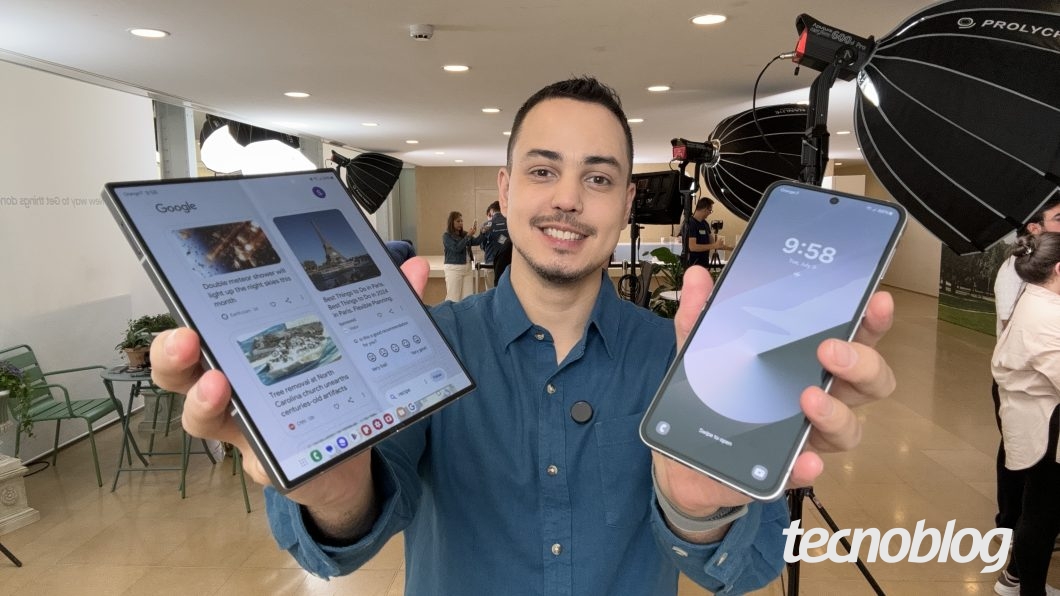 Homem segura na mão esquerda Galaxy Z Fold 6 aberto e na direita Galaxy Z Flip 6