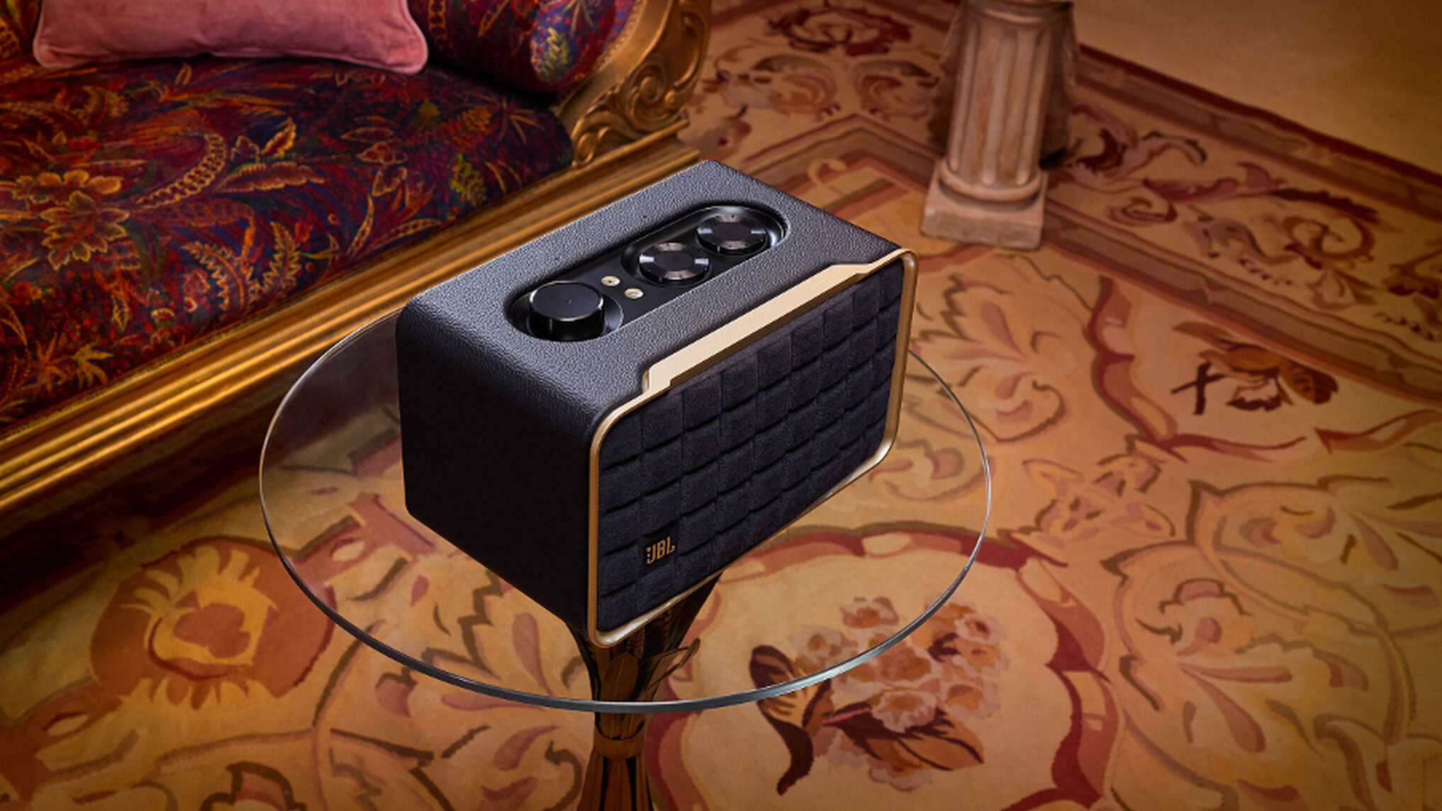 JBL Authentics 200 em pequena mesa de vidro JBL Authentics 200 em pequena mesa de vidro