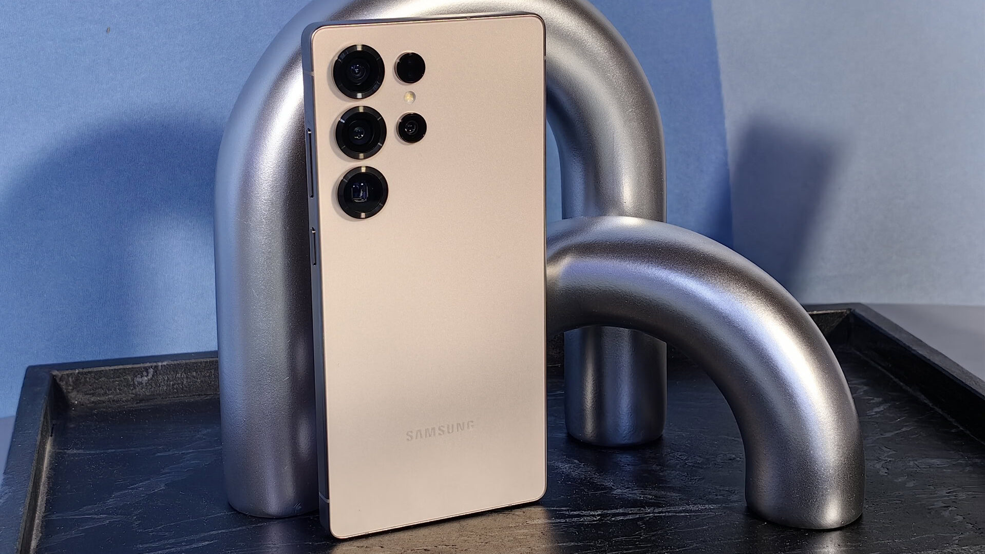 Galaxy S25 Ultra em pé Galaxy S25 Ultra em pé