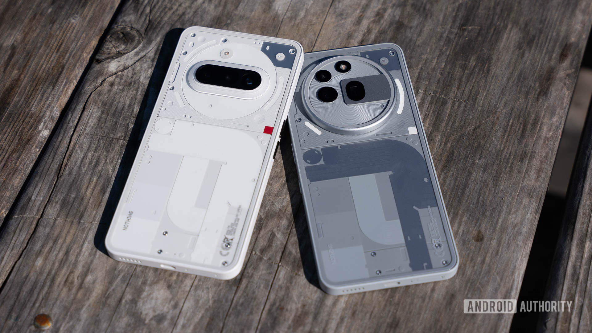 Nothing Phone 3a e Phone 3a Pro apoiados em uma mesa