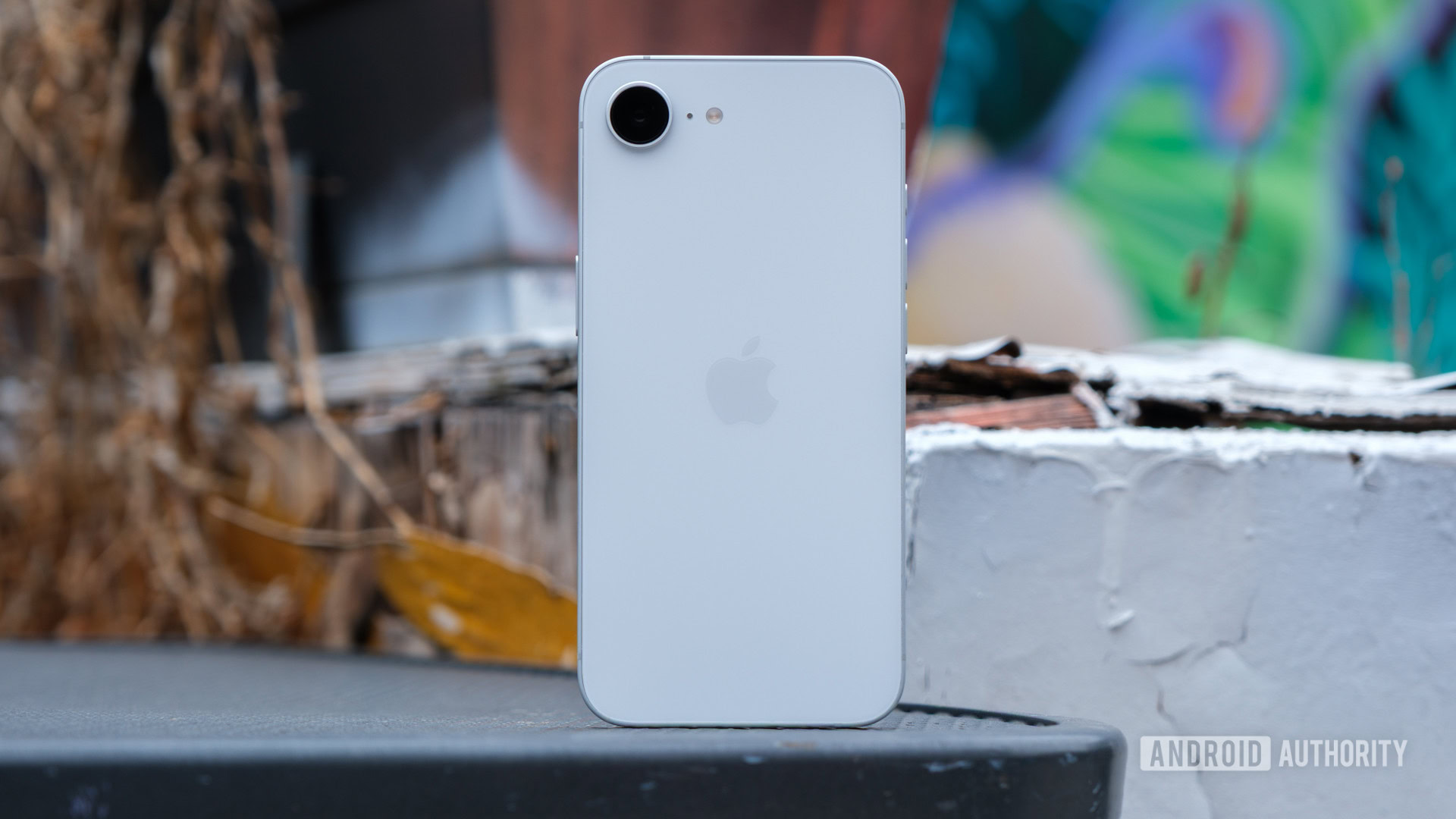 iPhone 16e em p&eacute;