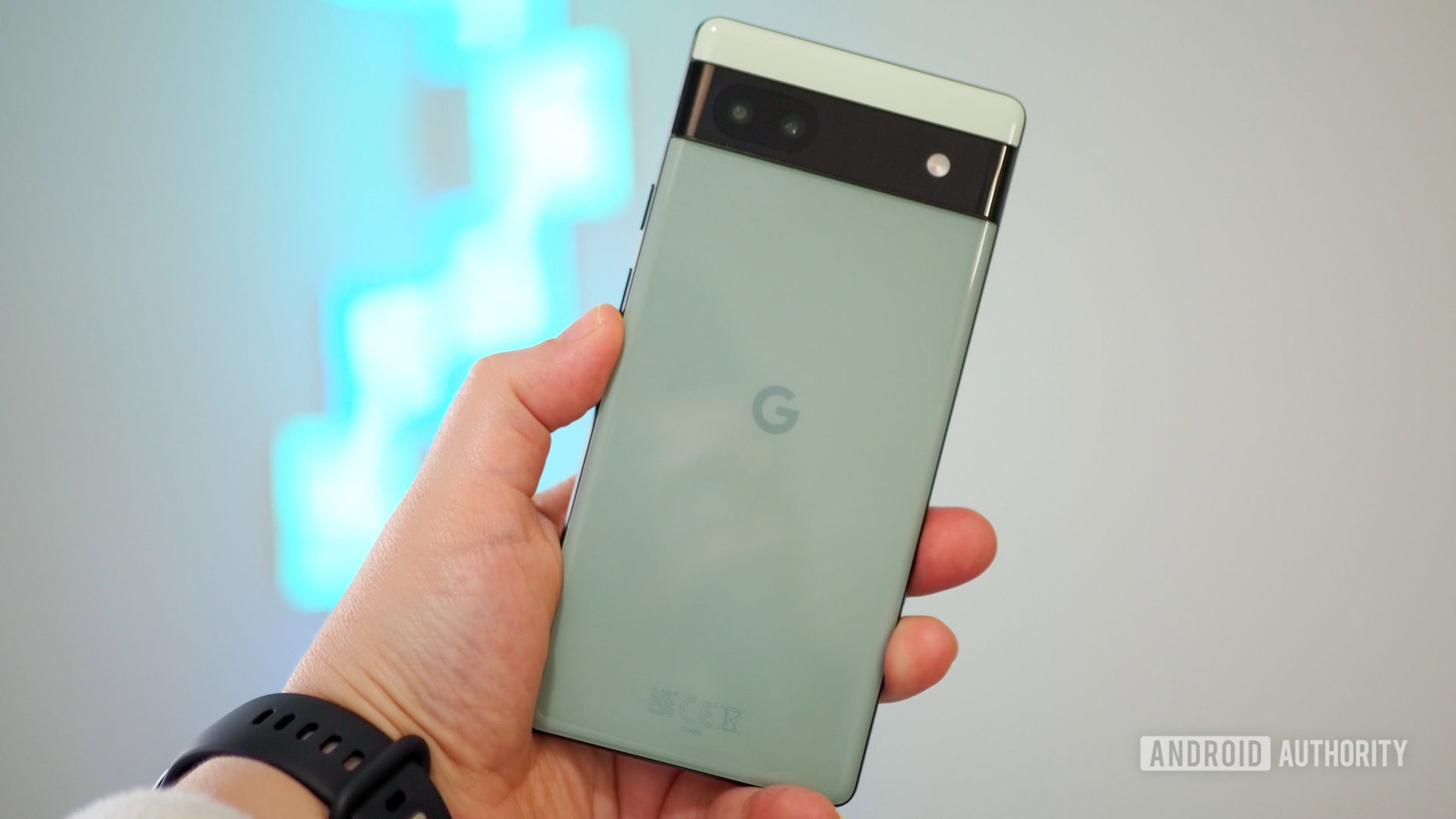 google pixel 6a na mão 2 Google Pixel 6a na cor Sage na mão, visto de trás