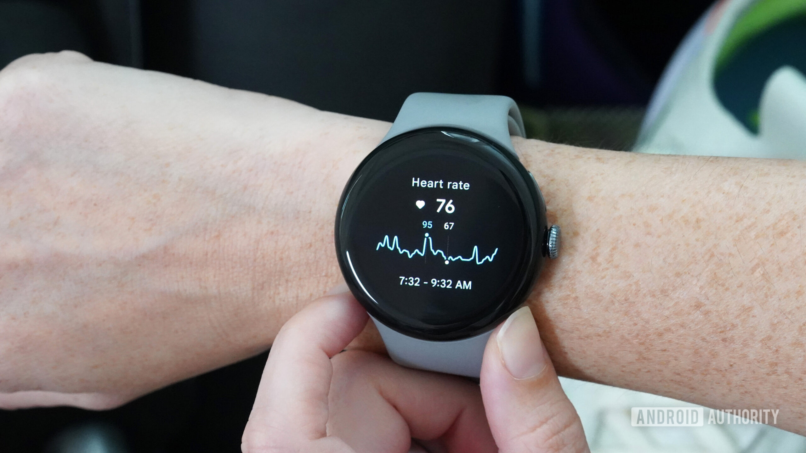Um Google Pixel Watch 3 nos pulsos do usu&aacute;rio exibe os dados de frequ&ecirc;ncia card&iacute;aca.
