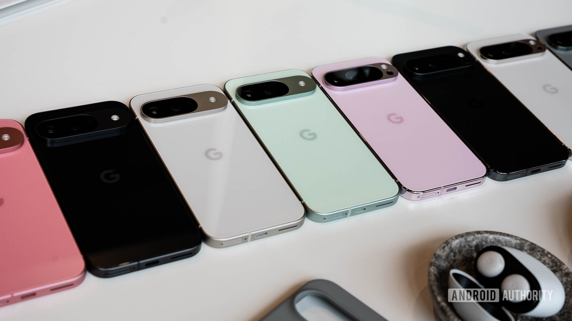 Google Pixel 9 Family Alinhou -se de bru&ccedil;os em uma mesa em v&aacute;rias cores