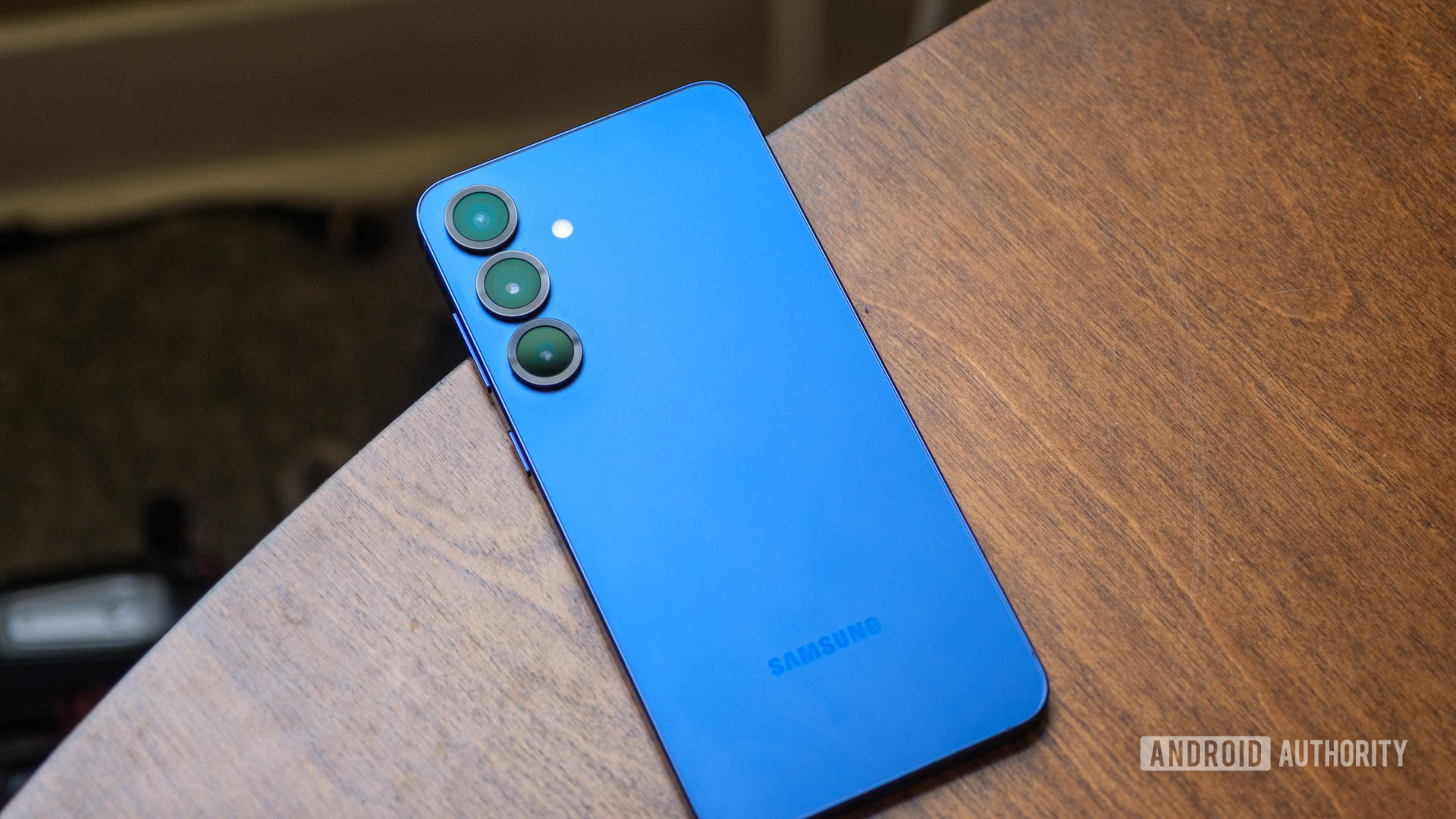 Samsung Galaxy S25 Plus Blue na mesa Samsung Galaxy S25 Plus Blue na mesa