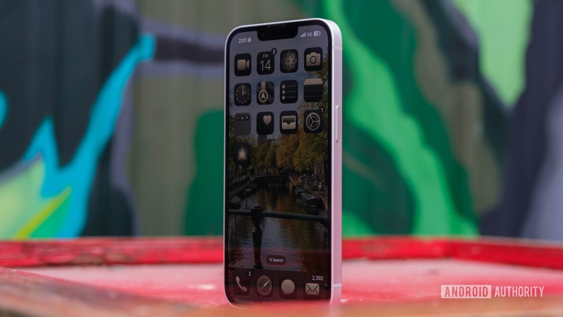 Tela inicial e bot&otilde;es do iPhone 16e