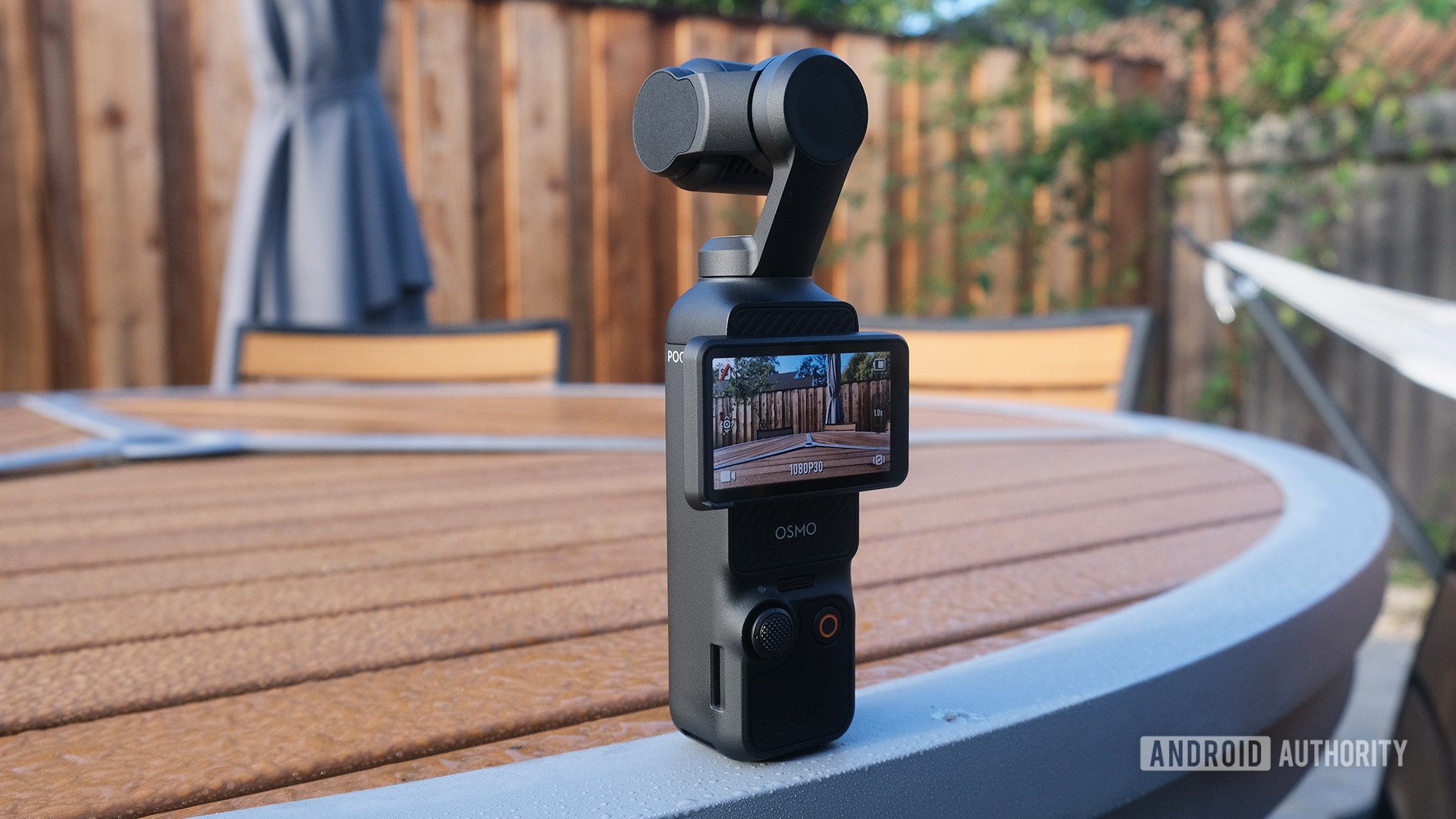 DJI Osmo Pocket 3 em mesa com display em modo paisagem DJI Osmo Pocket 3 em mesa com display em modo paisagem