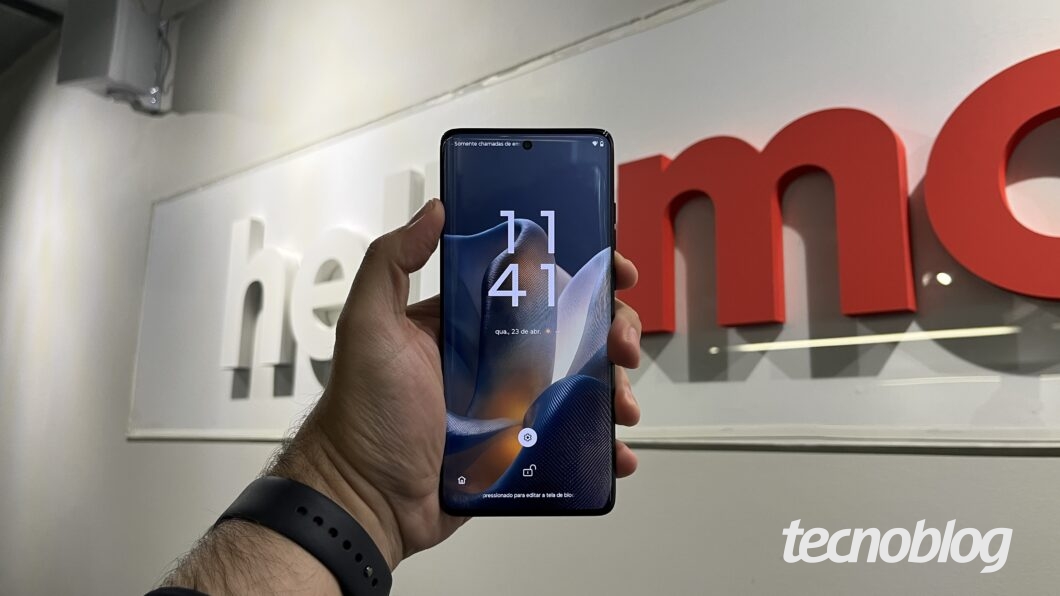 Mão segurando um telefone