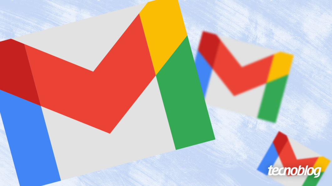 Arte mostra tr&ecirc;s logotipos do Gmail, parecendo envelopes estilizados, flutuando em um fundo branco que se mistura a um azul claro. O logo maior, em primeiro plano, tem suas abas em vermelho, azul, verde e amarelo. No canto inferior direito, a marca d'&aacute;gua "tecnoblog" &eacute; vis&iacute;vel.