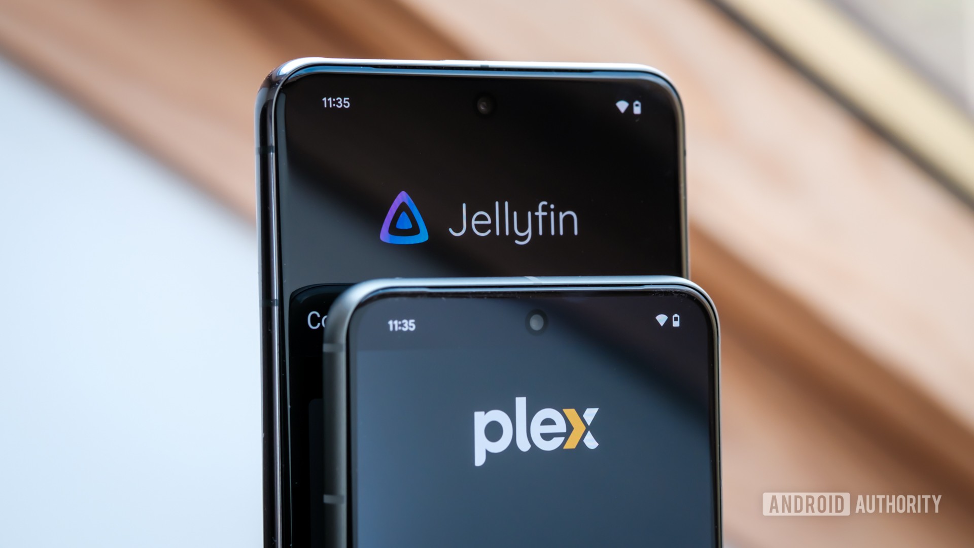 Logotipos Plex vs Jellyfin