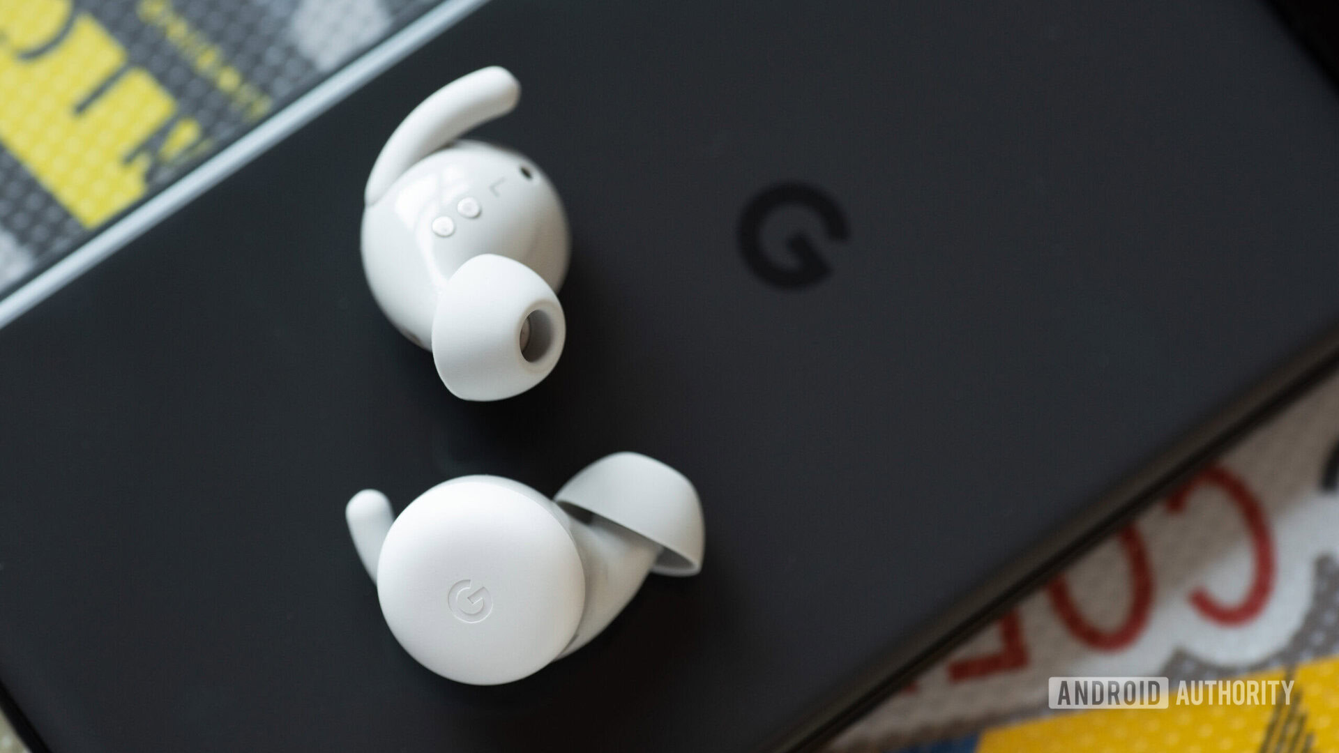 Os fones de ouvido do Google Pixel Buds A-Series em um telefone Pixel 6.