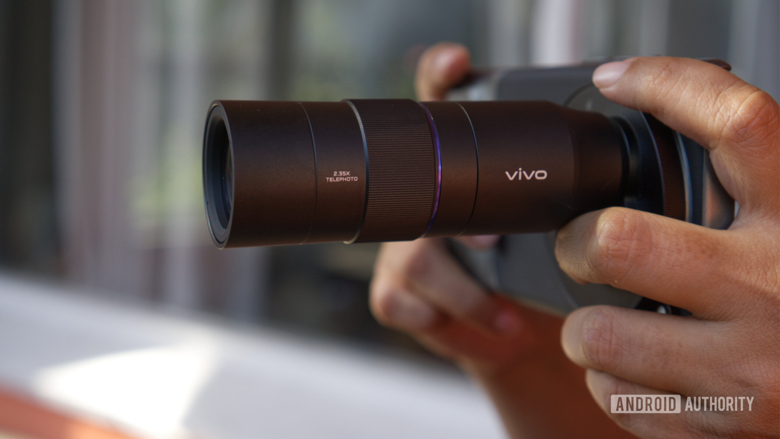 vivo X200 Ultra com visão lateral da lente externa vivo X200 Ultra com visão lateral da lente externa