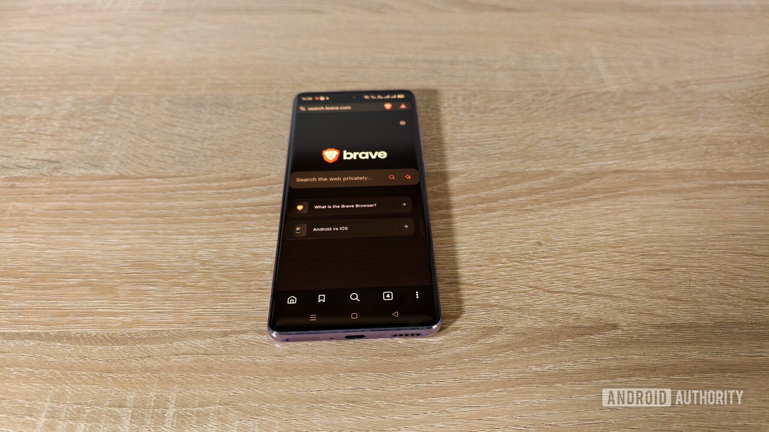 O bravo navegador móvel em uma tela de smartphone O bravo navegador móvel em uma tela de smartphone