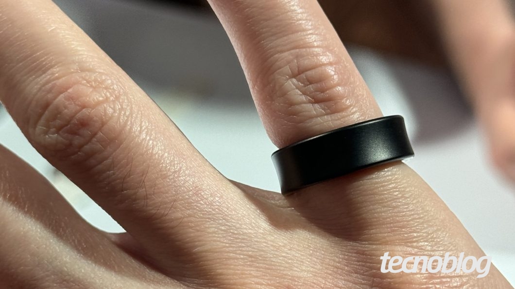 Anel em dedo mindinho