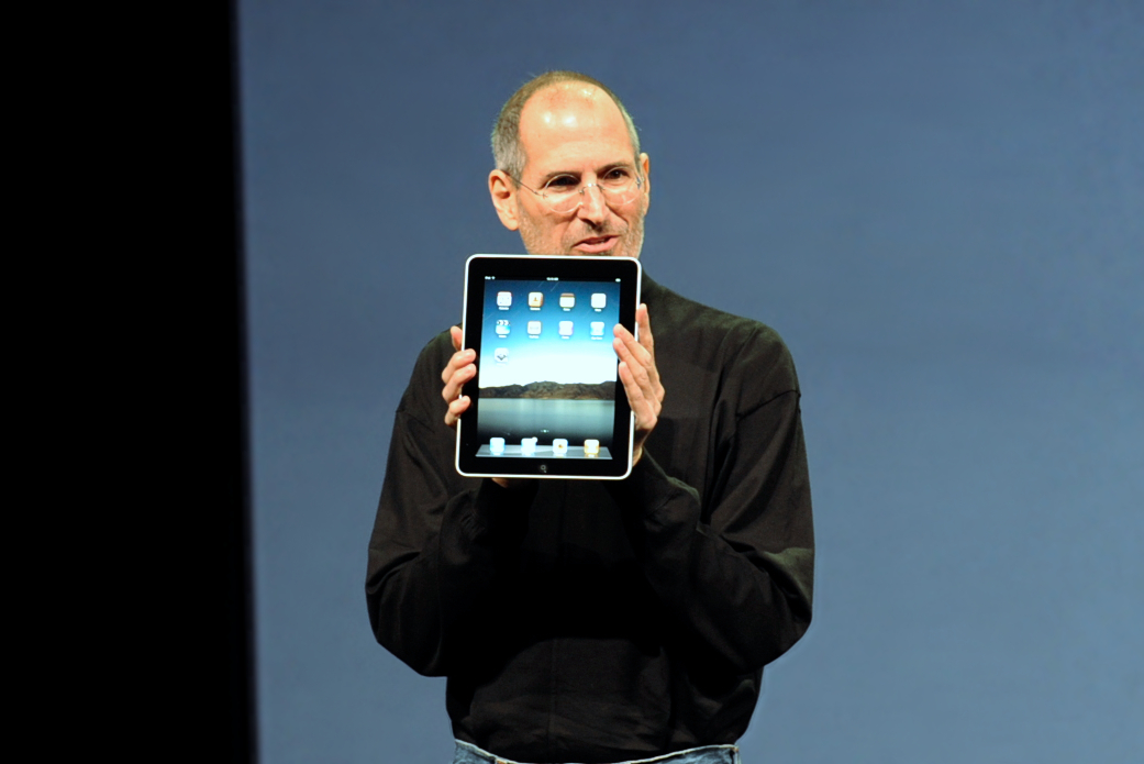 imagem de Steve Jobs apresentando o primeiro iPad em 2010