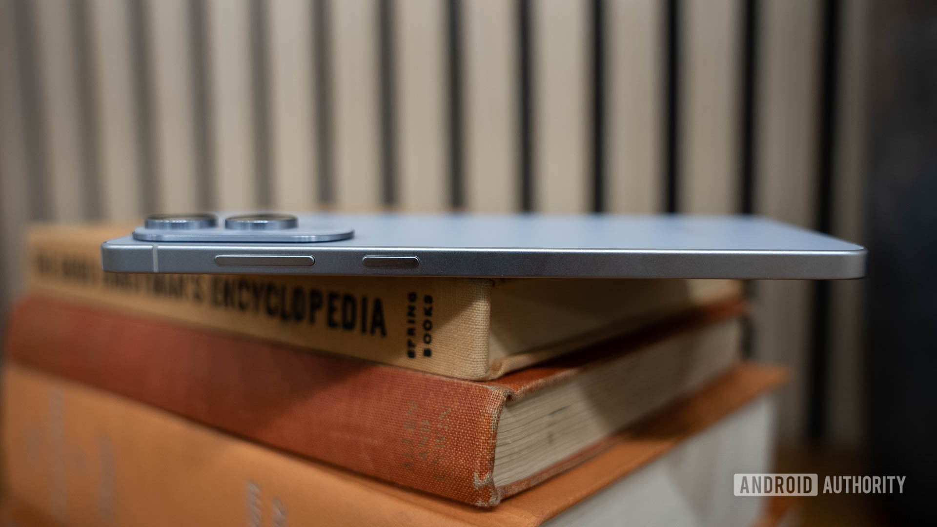 Espessura da borda Samsung Galaxy S25 mostrada em cima dos livros